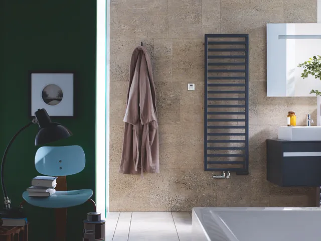 Zehnder Design-Hybridheizkörper „Quaro“ für gemischten Betrieb mit eingebautem Heizstab und 50 mm-Mittelanschluss 45 × 183,5 cm in Gentian Blue (RAL 5010) Zehnder Design-Hybridheizkörper „Quaro“ für gemischten Betrieb mit eingebautem Heizstab und 50 mm-Mittelanschluss 45 × 183,5 cm in Gentian Blue (RAL 5010)
