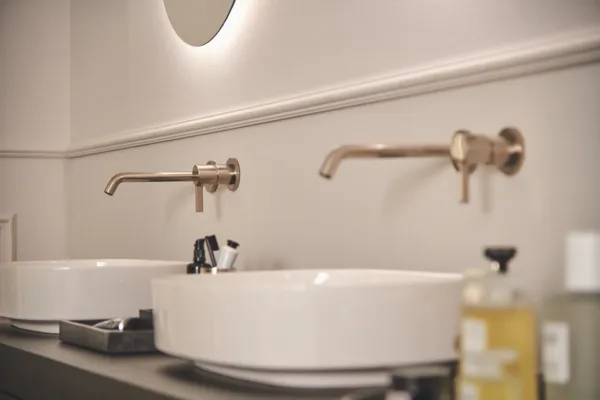 Wand-Waschtischarmatur Joy, Bausatz 2, runde Rosette, Ausladung 220mm, Brushed Gold Wand-Waschtischarmatur Joy, Bausatz 2, runde Rosette, Ausladung 220mm, Brushed Gold