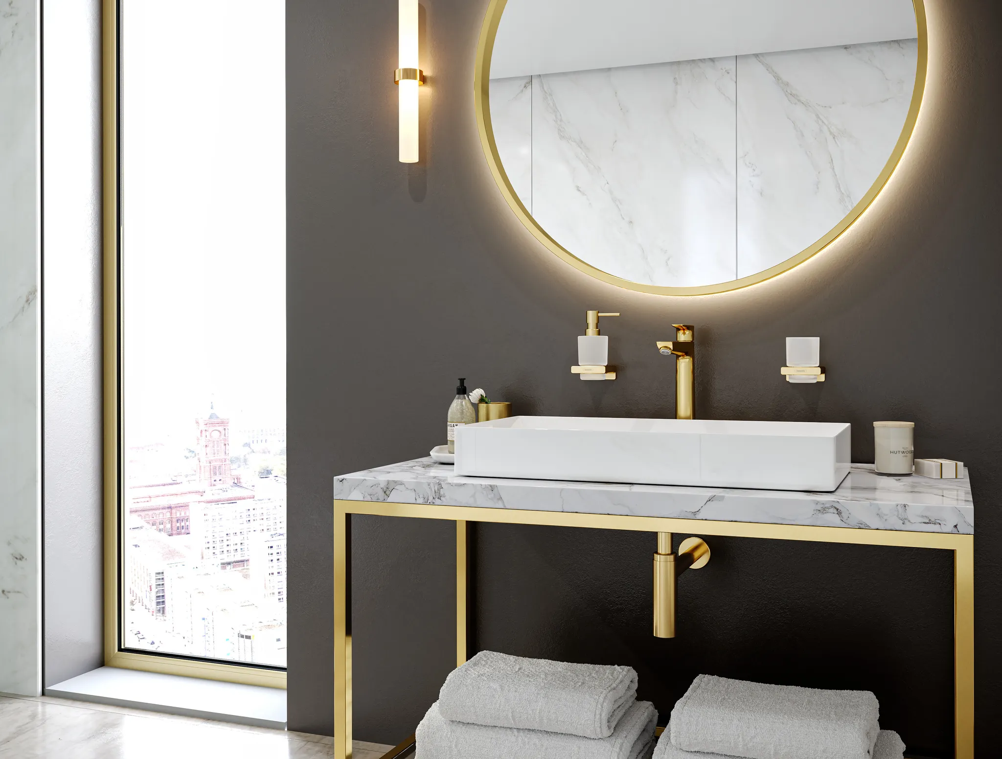 Hansgrohe AddStoris Q Lotionspender Polished Gold Optic, Wandmontage, Metallhalterung, Mattglasbehälter, 200 ml Füllmenge, 2 ml Dosiermenge, mit Befestigungsmaterial, verdeckte Befestigung, Bohrabstand 26 mm, Bohrlochdurchmesser 6 mm