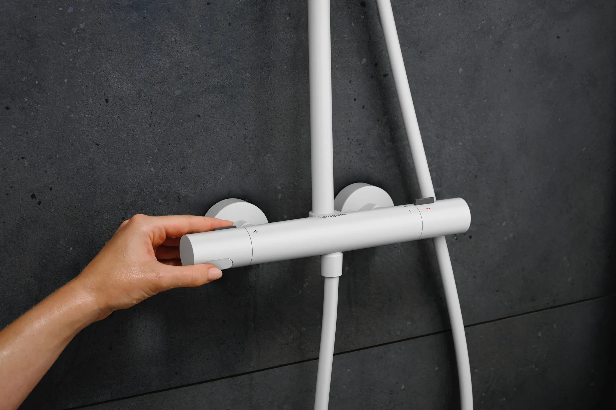 Hansgrohe Pulsify S Puro Showerpipe EcoSmart Aufputz, 1 Strahl, 260 mm Brausekopfgröße, PowderRain Strahlart, graphitfarbene Strahlscheibe, 7 l/min Mindestdurchfluss