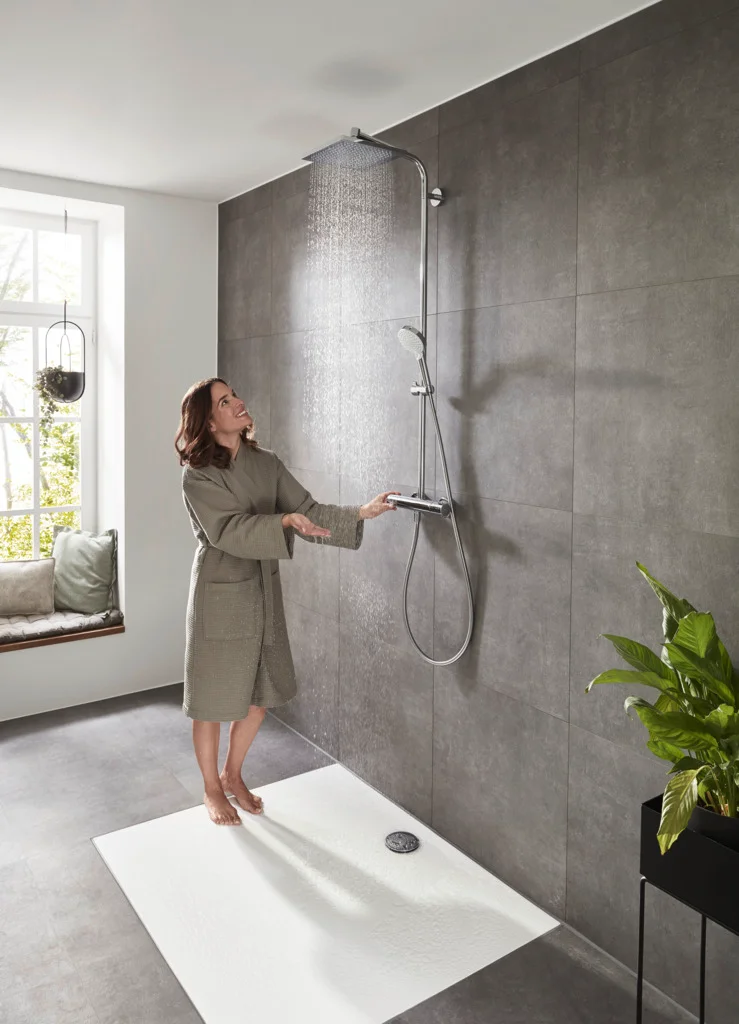 Hansgrohe Crometta E Showerpipe 240 chrom - 1-Jet mit Thermostat, Aufputzinstallation, DN15, 350 mm Brausearmlänge