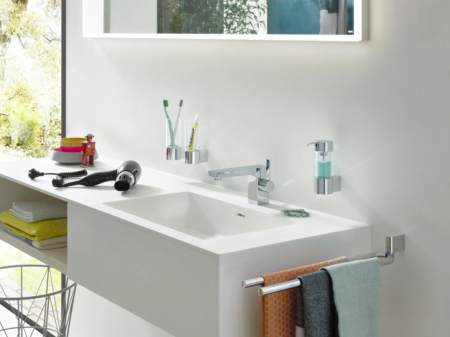 emco Seifenspender „system 2“, Befestigung verdeckt 5,2 × 14,3 × ⌀ 5,2 cm in chrom emco Seifenspender „system 2“, Befestigung verdeckt 5,2 × 14,3 × ⌀ 5,2 cm in chrom