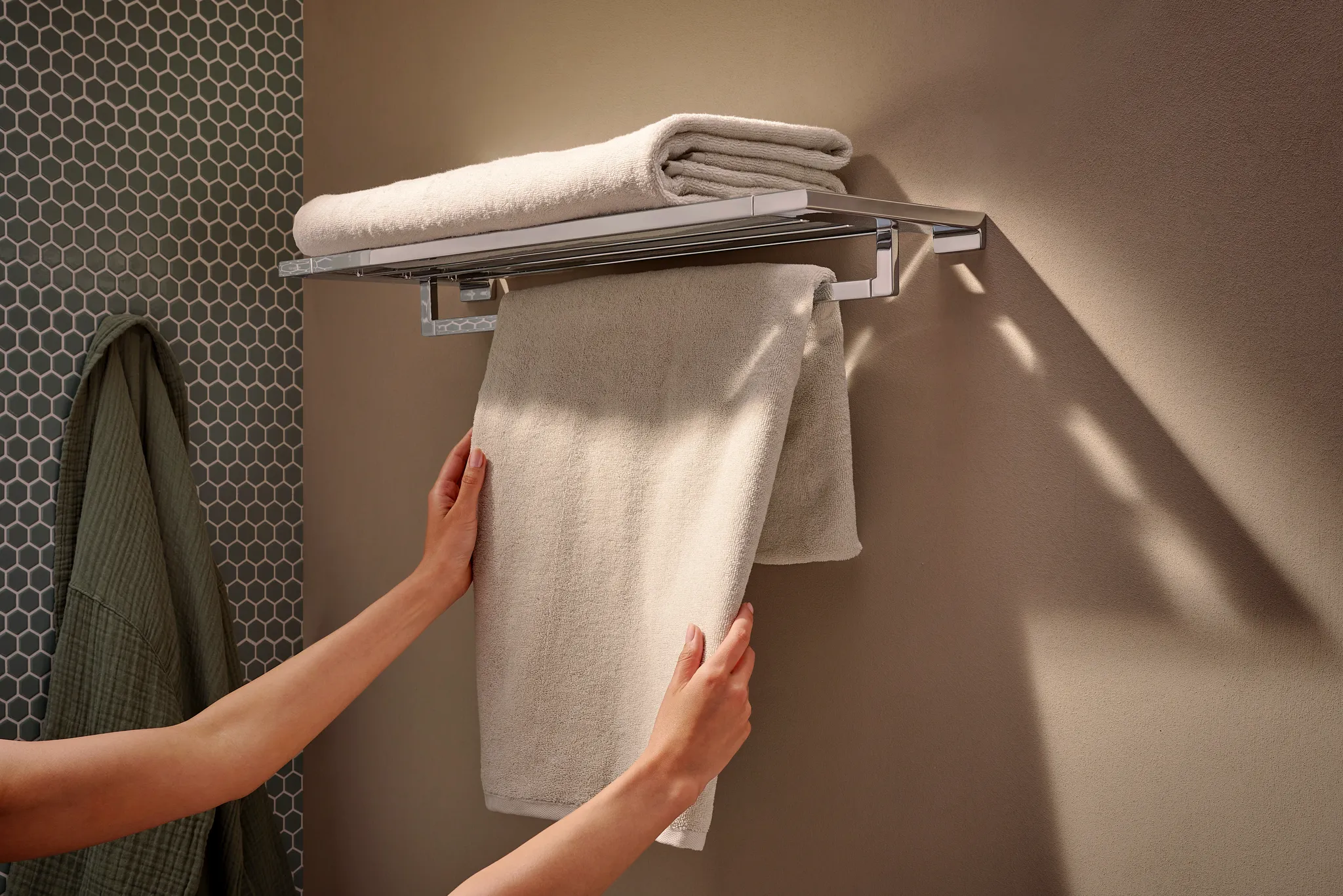 Hansgrohe AddStoris Q Handtuchablage mit Handtuchhalter, Chrom, 648 mm Länge Hansgrohe AddStoris Q Handtuchablage mit Handtuchhalter, Chrom, 648 mm Länge