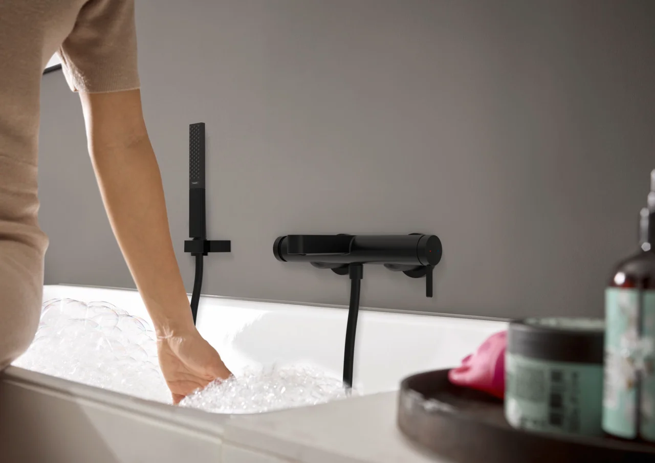 Hansgrohe Finoris Einhebel-Wannenmischer Aufputz mattschwarz, Ausladung 194 mm, Keramikmischsystem, Druckumsteller Select mit automatischer Rückstellung Hansgrohe Finoris Einhebel-Wannenmischer Aufputz mattschwarz, Ausladung 194 mm, Keramikmischsystem, Druckumsteller Select mit automatischer Rückstellung