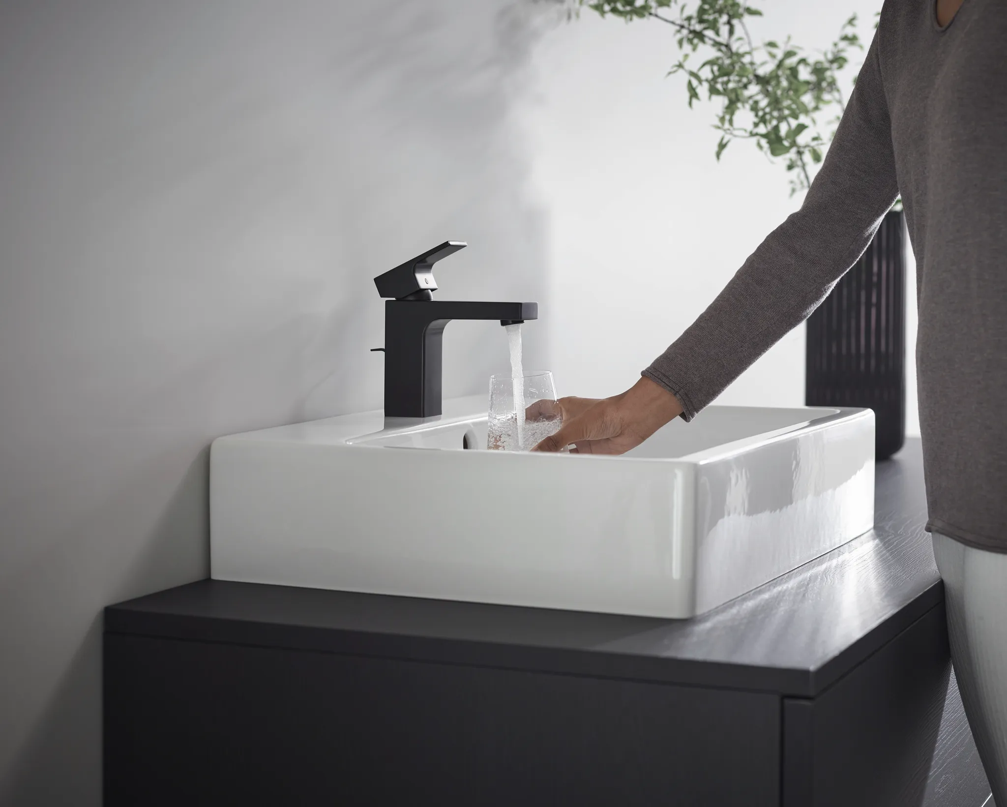 Hansgrohe Vernis Shape Einhebel-Waschtischmischer 100 CoolStart mit isolierter Wasserführung und Zugstangen-Ablaufgarnitur, Mattschwarz