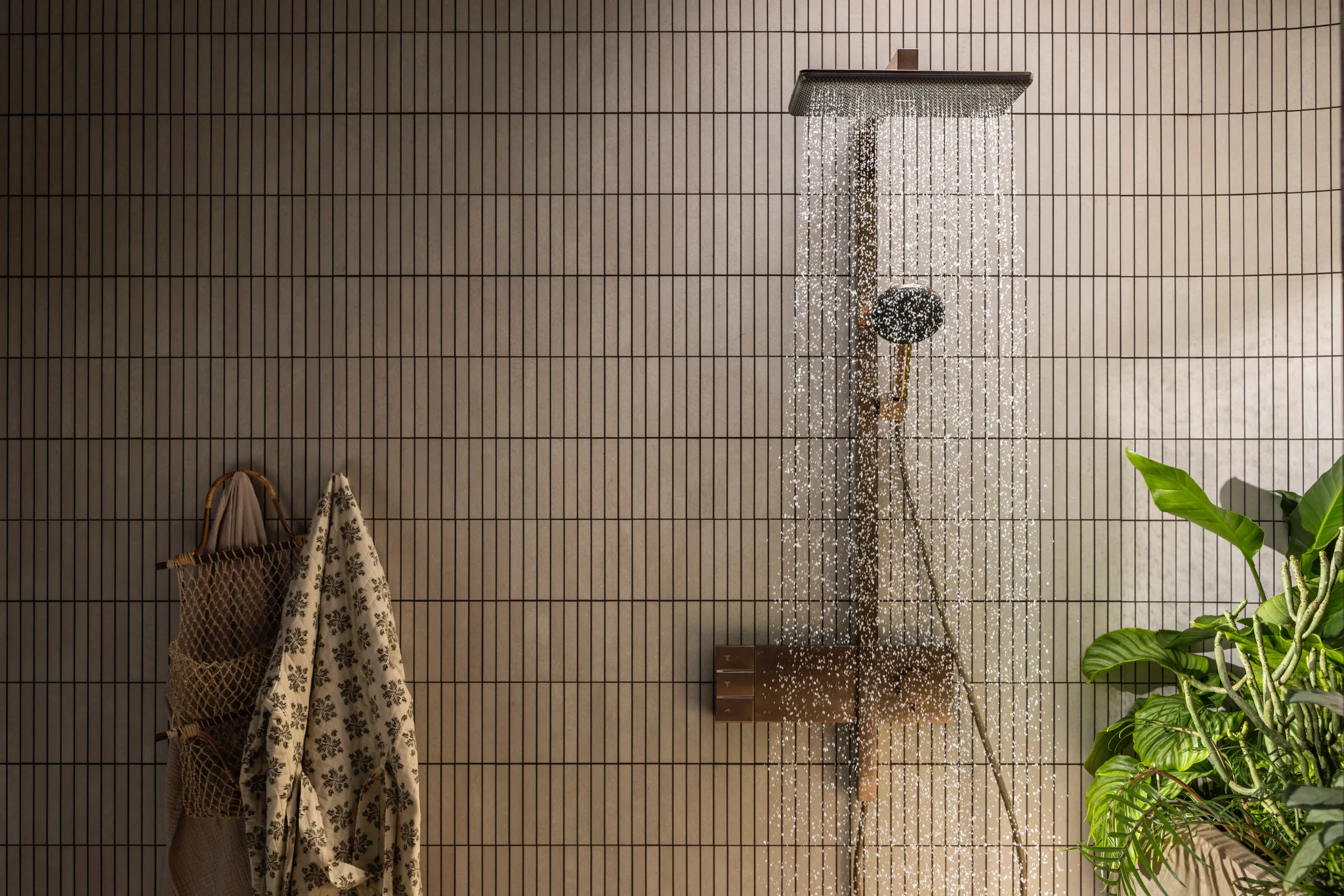Hansgrohe Showerpipe Raindance Alive Q, 210/340 2jet mit Thermostat BBR, Brushed Bronze, 214 x 343 mm Brausekopfgröße, Aufputzinstallation Hansgrohe Showerpipe Raindance Alive Q, 210/340 2jet mit Thermostat BBR, Brushed Bronze, 214 x 343 mm Brausekopfgröße, Aufputzinstallation