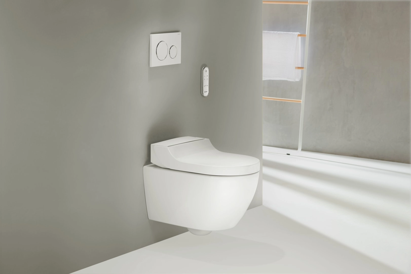 Geberit Wand-Dusch-WC Komplettanlage AquaClean „Tuma“ Comfort in weiß alpin, Befestigung sichtbar, ohne Spülrand