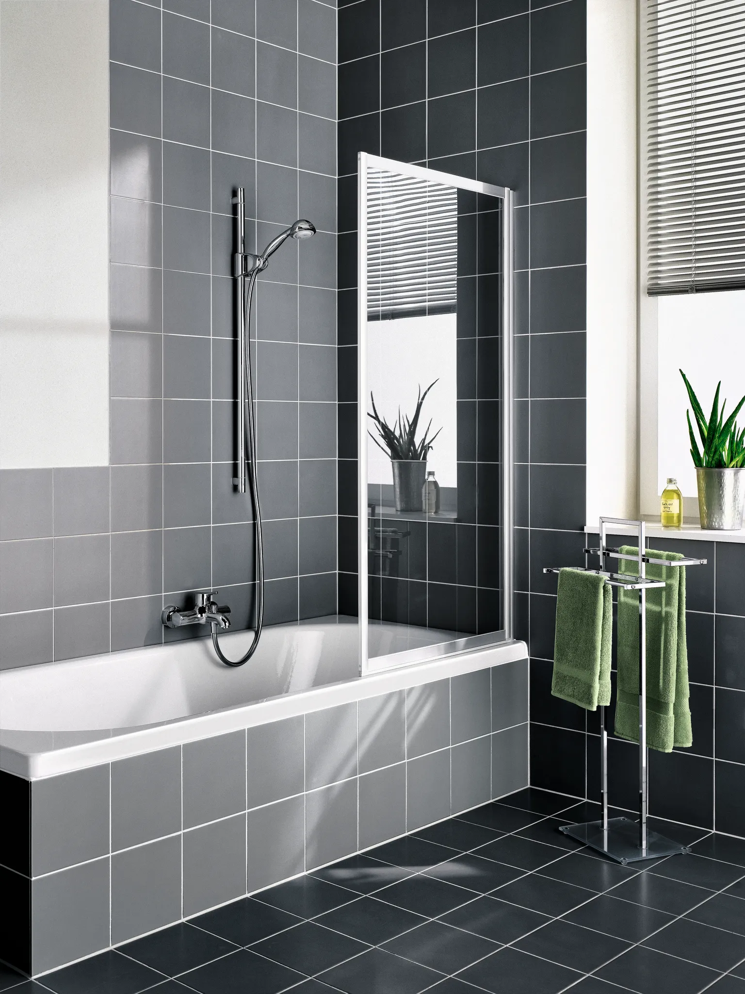 Kermi Badewannenabtrennung Pendelflügel „VARIO 2000“ Glas Kerolan Perl, Profile Silber Mattglanz, BV: 651 - 667 mm H: 1400 mm