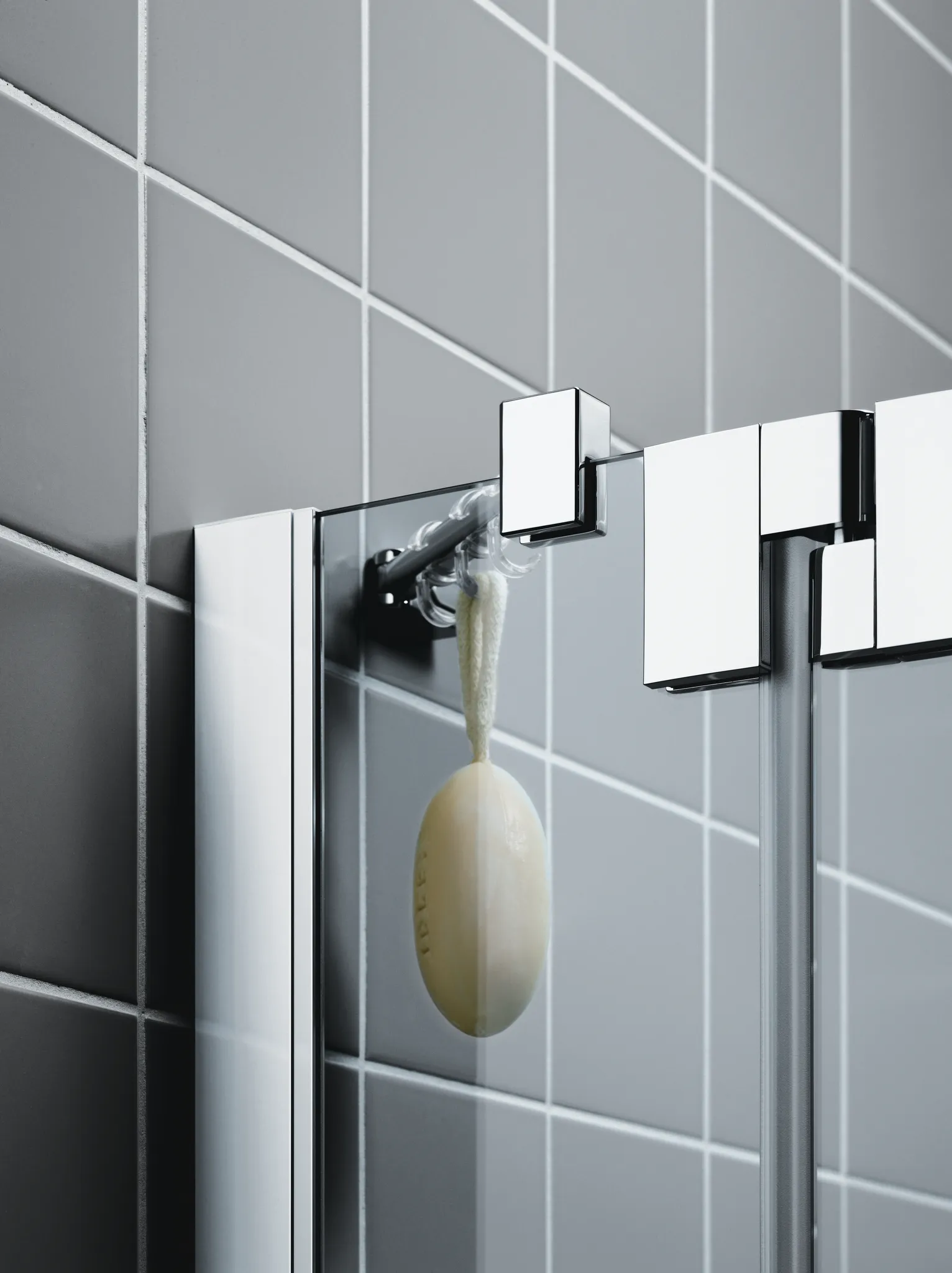 Kermi Duschdesign Viertelkreis-Duschkabine mit Pendeltüren mit Festfeldern für gleichschenklige Wannen „FILIA XP“ Glas Klar, Profile Silber Hochglanz, BV: 875 - 900 mm GAK: 860 - 885 mm WE: 885 - 910 mm H: 2000 mm Kermi Duschdesign Viertelkreis-Duschkabine mit Pendeltüren mit Festfeldern für gleichschenklige Wannen „FILIA XP“ Glas Klar, Profile Silber Hochglanz, BV: 875 - 900 mm GAK: 860 - 885 mm WE: 885 - 910 mm H: 2000 mm