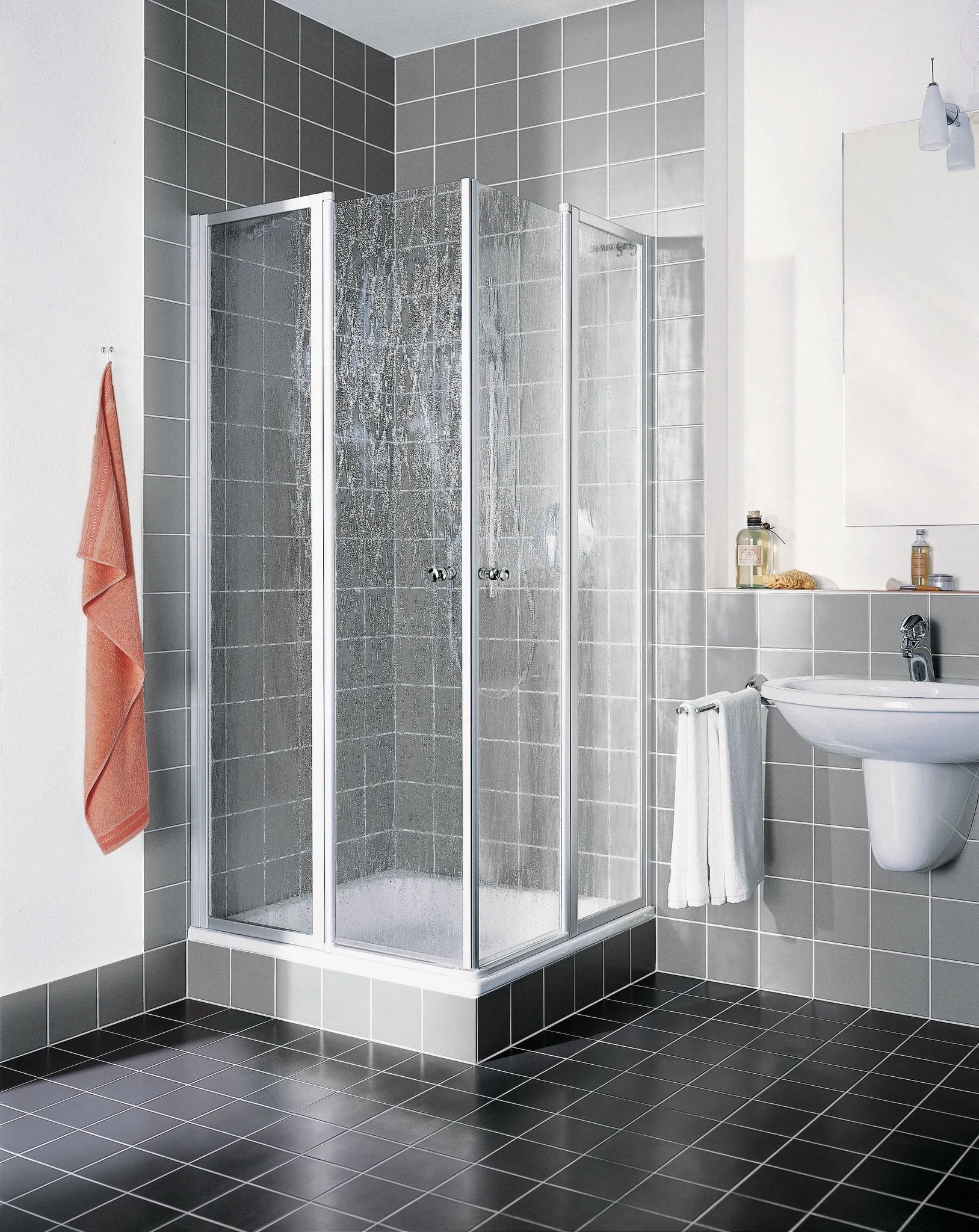 Kermi Duschtür Eckeinstieg 2-teilig (Pendeltüren mit Festfeldern) Halbteil links „NOVA 2000“ Profile Weiß (RAL 9016), BV: 870 - 890 mm WE: 880 - 900 mm H: 1750 mm Kermi Duschtür Eckeinstieg 2-teilig (Pendeltüren mit Festfeldern) Halbteil links „NOVA 2000“ Profile Weiß (RAL 9016), BV: 870 - 890 mm WE: 880 - 900 mm H: 1750 mm