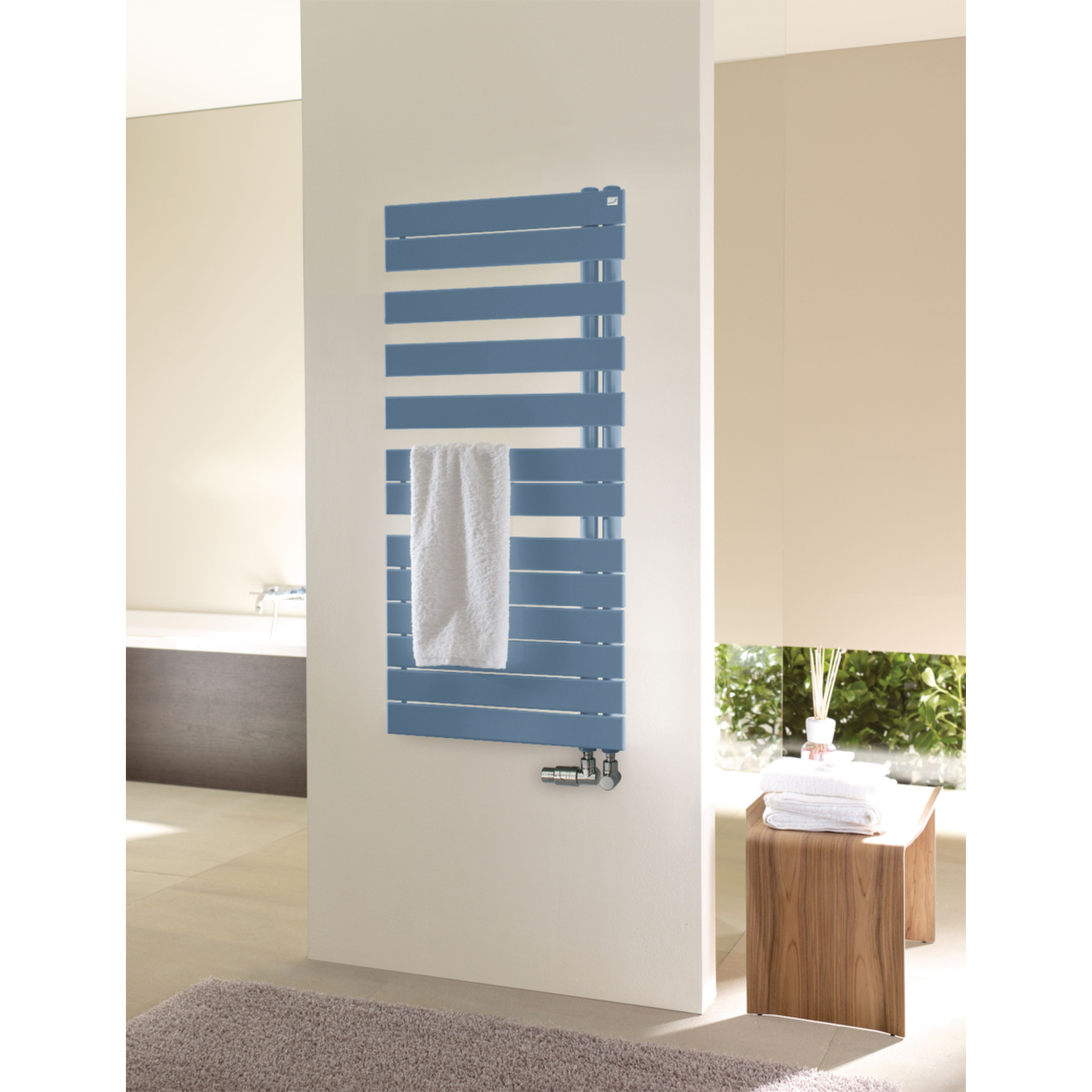 Zehnder Design-Heizkörper „Roda Spa Asym“ für Warmwasser-Zentralheizung mit 50 mm-Seitenanschluss 55 × 167,6 cm in Pastel Blue (RAL 5024)