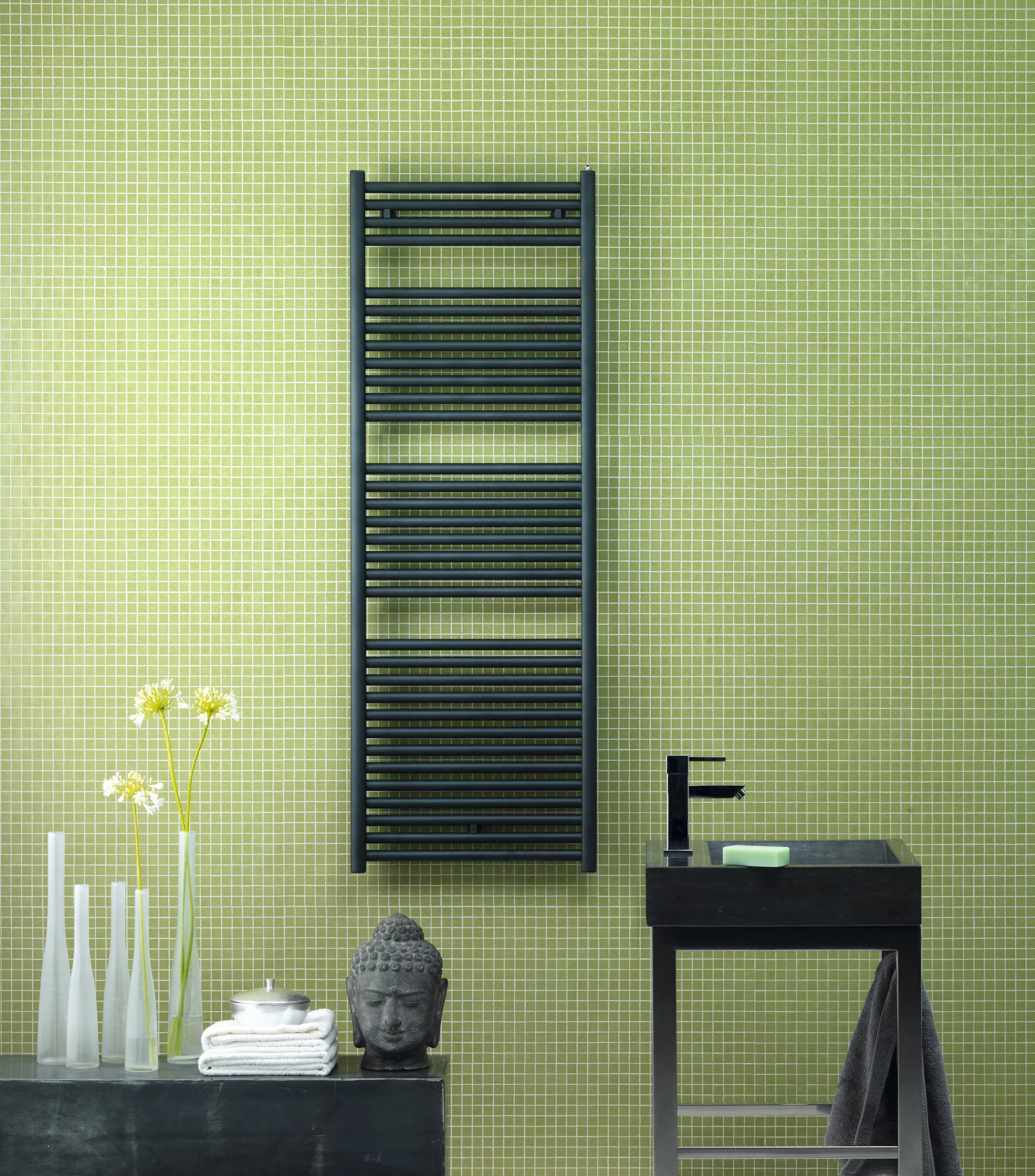 Zehnder Design-Heizkörper „Toga“ für Warmwasser-Zentralheizung oder gemischten Betrieb 60 × 114,8 cm in Jet Black (RAL 9005, glänzend) Zehnder Design-Heizkörper „Toga“ für Warmwasser-Zentralheizung oder gemischten Betrieb 60 × 114,8 cm in Jet Black (RAL 9005, glänzend)