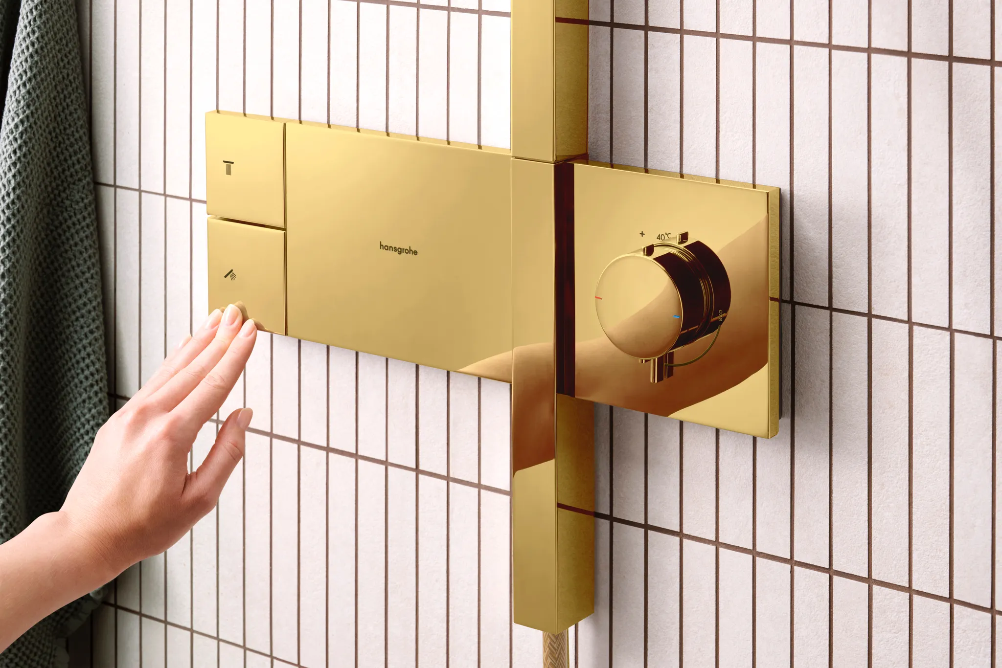 Hansgrohe Raindance Alive Q Showerpipe 210/340 1jet mit Thermostat PGO, Polished Gold Optic, 214 x 343 mm Brausekopfgröße, Aufputzinstallation Hansgrohe Raindance Alive Q Showerpipe 210/340 1jet mit Thermostat PGO, Polished Gold Optic, 214 x 343 mm Brausekopfgröße, Aufputzinstallation
