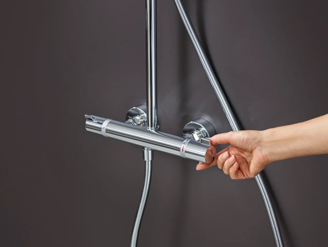 Hansgrohe Croma Select S Showerpipe 280 chrom, 1-Jet mit Thermostat, RainAir Strahl, 400 mm Brausearmlänge, höhenverstellbare Handbrausehalterung