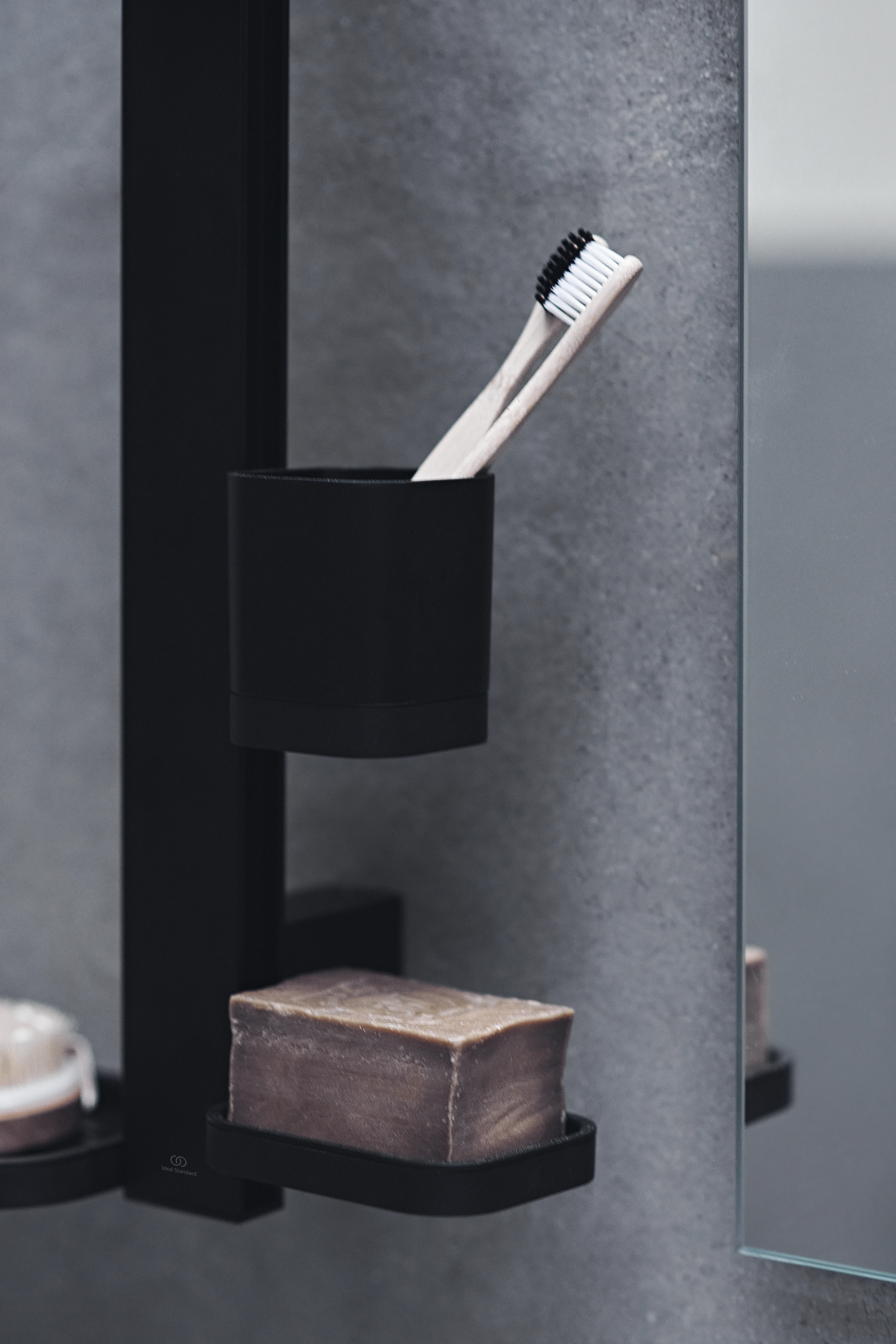 Ideal Standard Beauty Bar Accessoires-Kombination Alu+ S700 mit Spiegel Durchmesser 200mm Silk Black Ideal Standard Beauty Bar Accessoires-Kombination Alu+ S700 mit Spiegel Durchmesser 200mm Silk Black