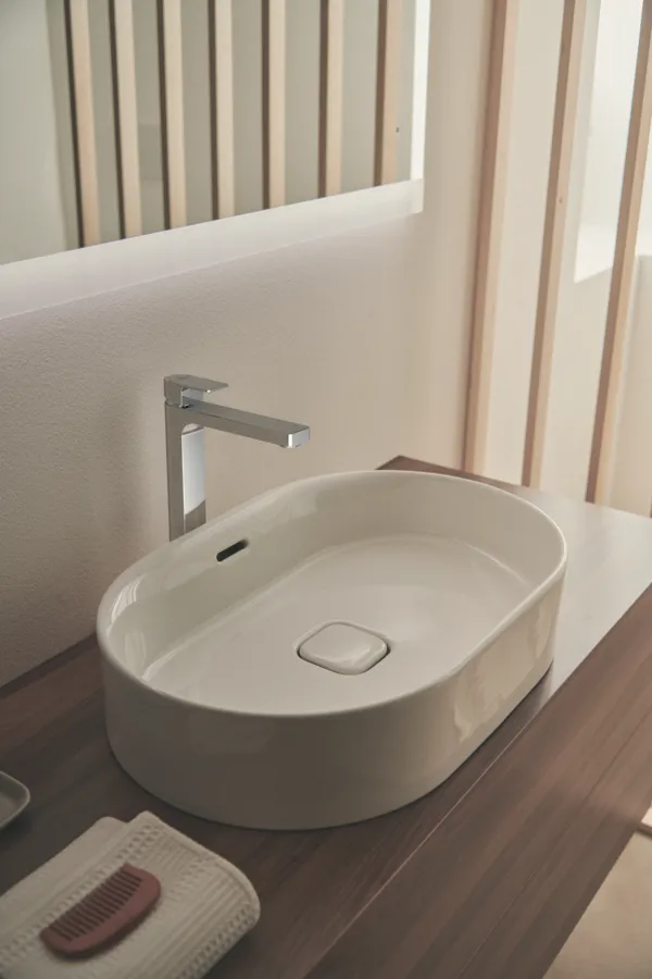 Waschtischarmatur Edge, mit verlängertem Sockel, 5 l/min., ohne Ablaufgarnitur, Ausladung 165mm, Chrom Waschtischarmatur Edge, mit verlängertem Sockel, 5 l/min., ohne Ablaufgarnitur, Ausladung 165mm, Chrom