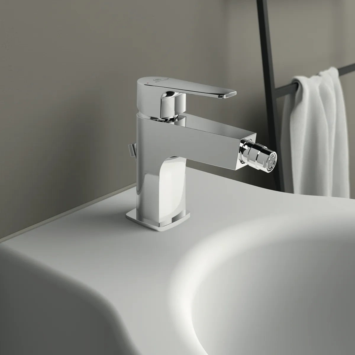 Bidetarmatur Cerafine D, mit Ablaufgarnitur, Ausladung 125mm, Chrom Bidetarmatur Cerafine D, mit Ablaufgarnitur, Ausladung 125mm, Chrom