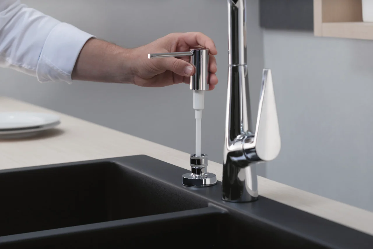 Hansgrohe Spülmittelspender A51 Chrom – 91 mm Ausladung, 500 ml Flasche, 28 mm Bohrloch, für Arbeitsplatten bis 55 mm