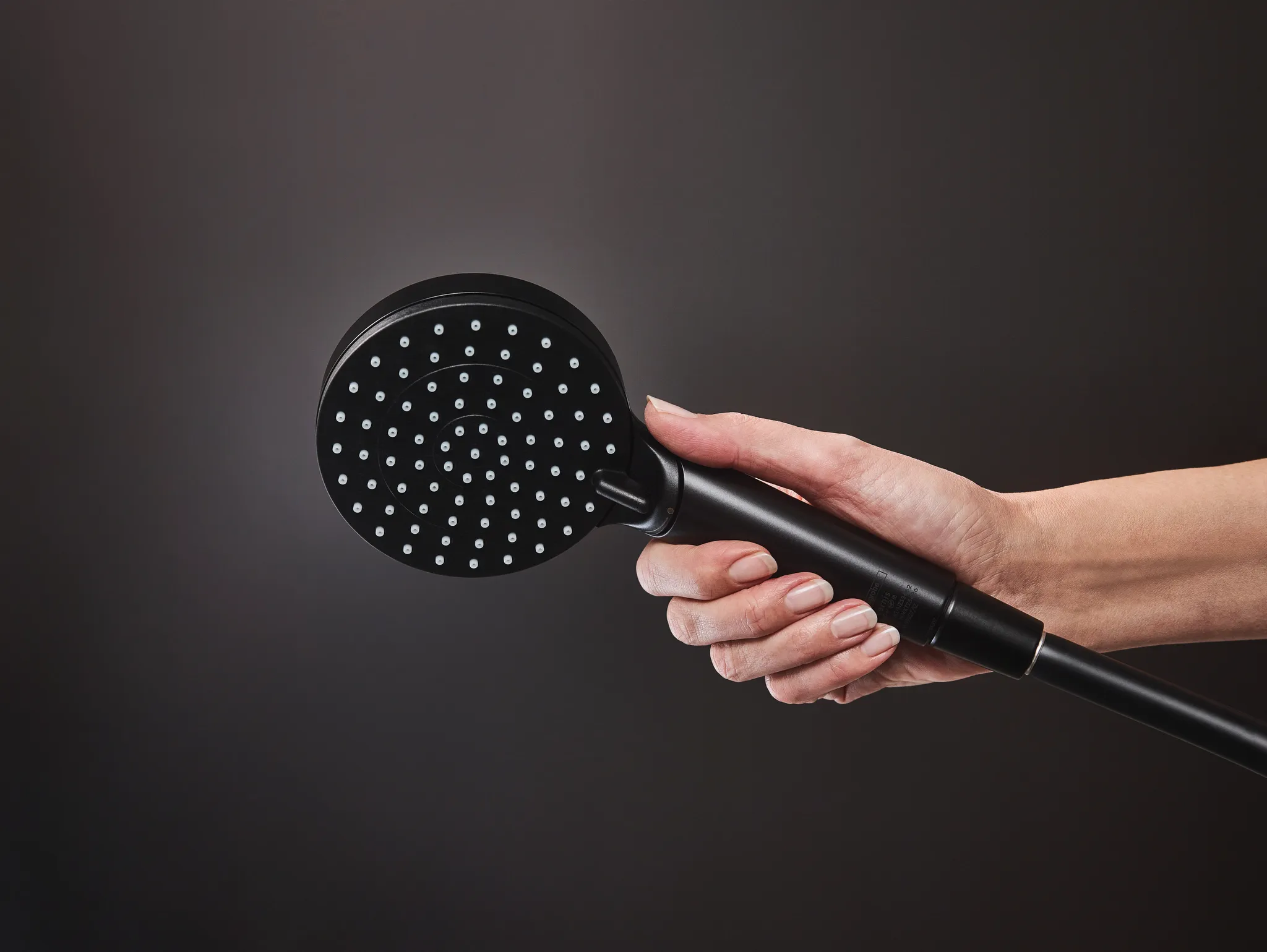 Hansgrohe Handbrause Vernis Blend EcoSmart mattschwarz, 100 mm Brausekopfgröße, Rain & IntenseRain Strahlarten, QuickClean, max. Durchfluss 7,5 l/min ab 4 l/min, Anschluss G 1/2