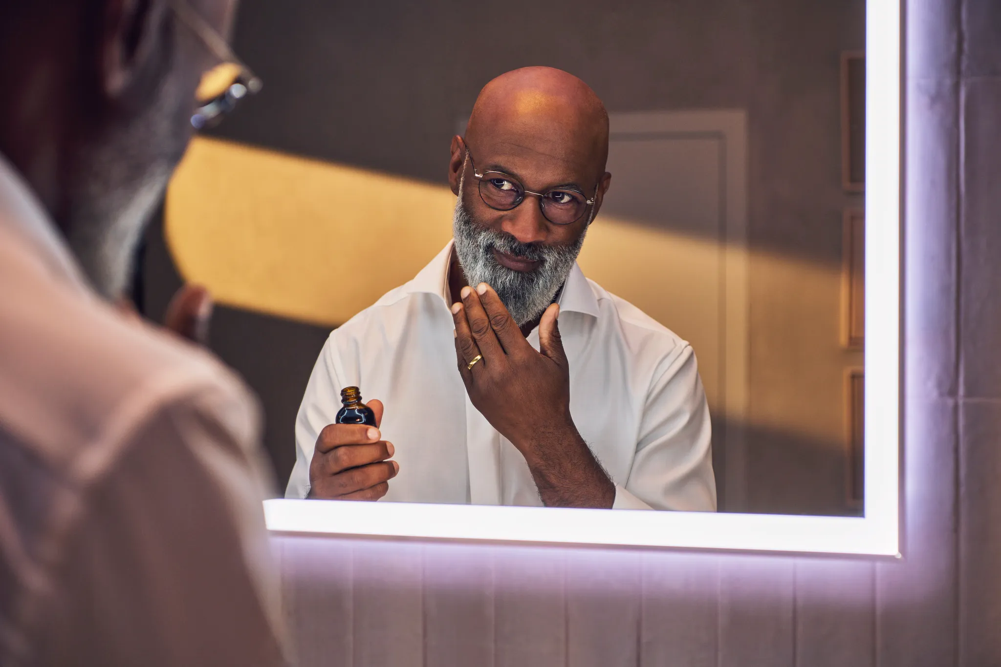 Hansgrohe Xarita E Spiegel mit LED-Beleuchtung, 1600x700x50 mm, Mattweiß Hansgrohe Xarita E Spiegel mit LED-Beleuchtung, 1600x700x50 mm, Mattweiß