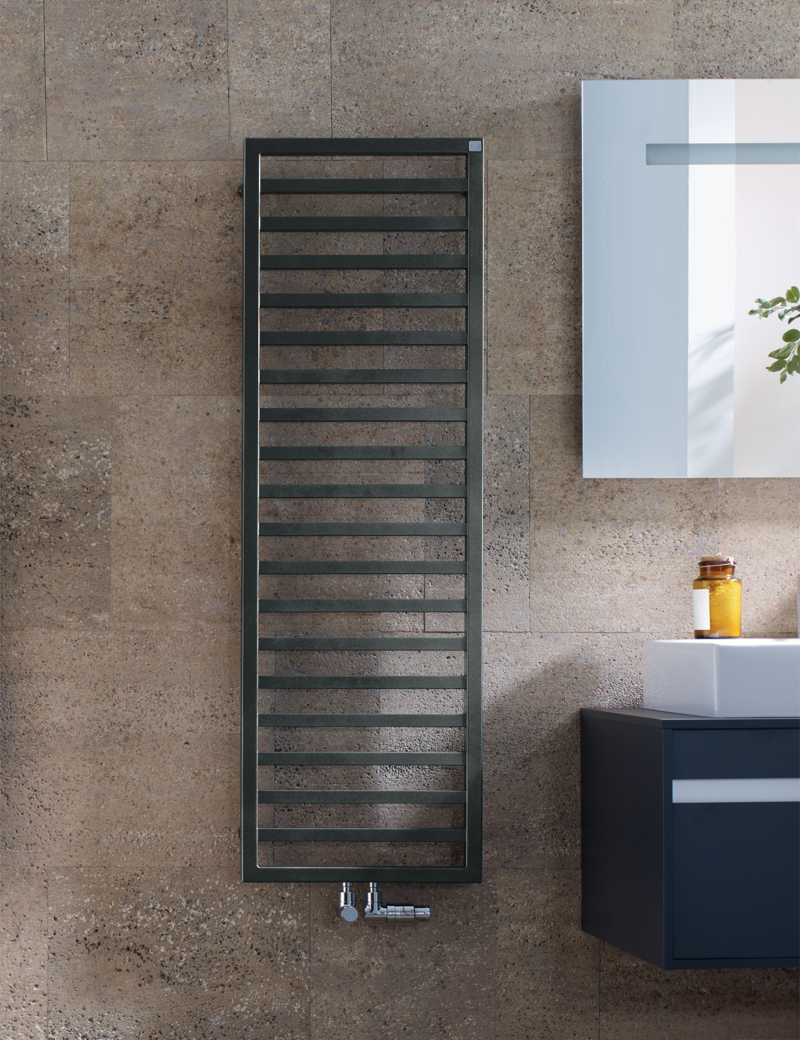 Zehnder Design-Heizkörper „Quaro“ für Warmwasser-Zentralheizung oder gemischten Betrieb mit 50 mm-Mittelanschluss 45 × 140,3 cm in Anthracite Grey (RAL 7016, glänzend)