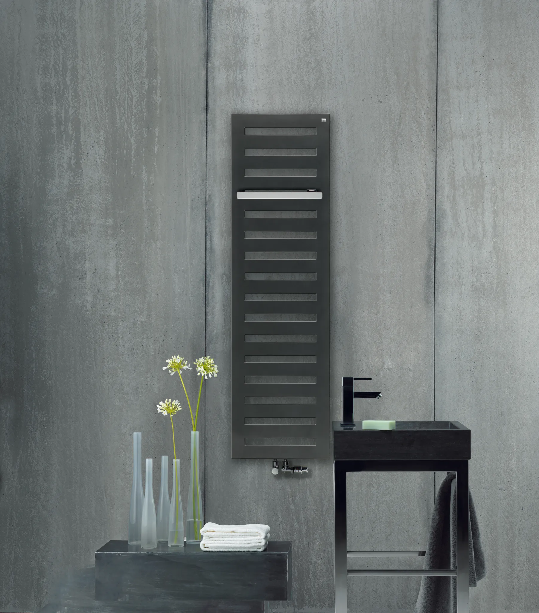 Zehnder Design-Heizkörper „Metropolitan Bar“ für Warmwasser-Zentralheizung mit 50 mm-Mittelanschluss 50 × 175 cm in Yellow Grey (RAL 7034)