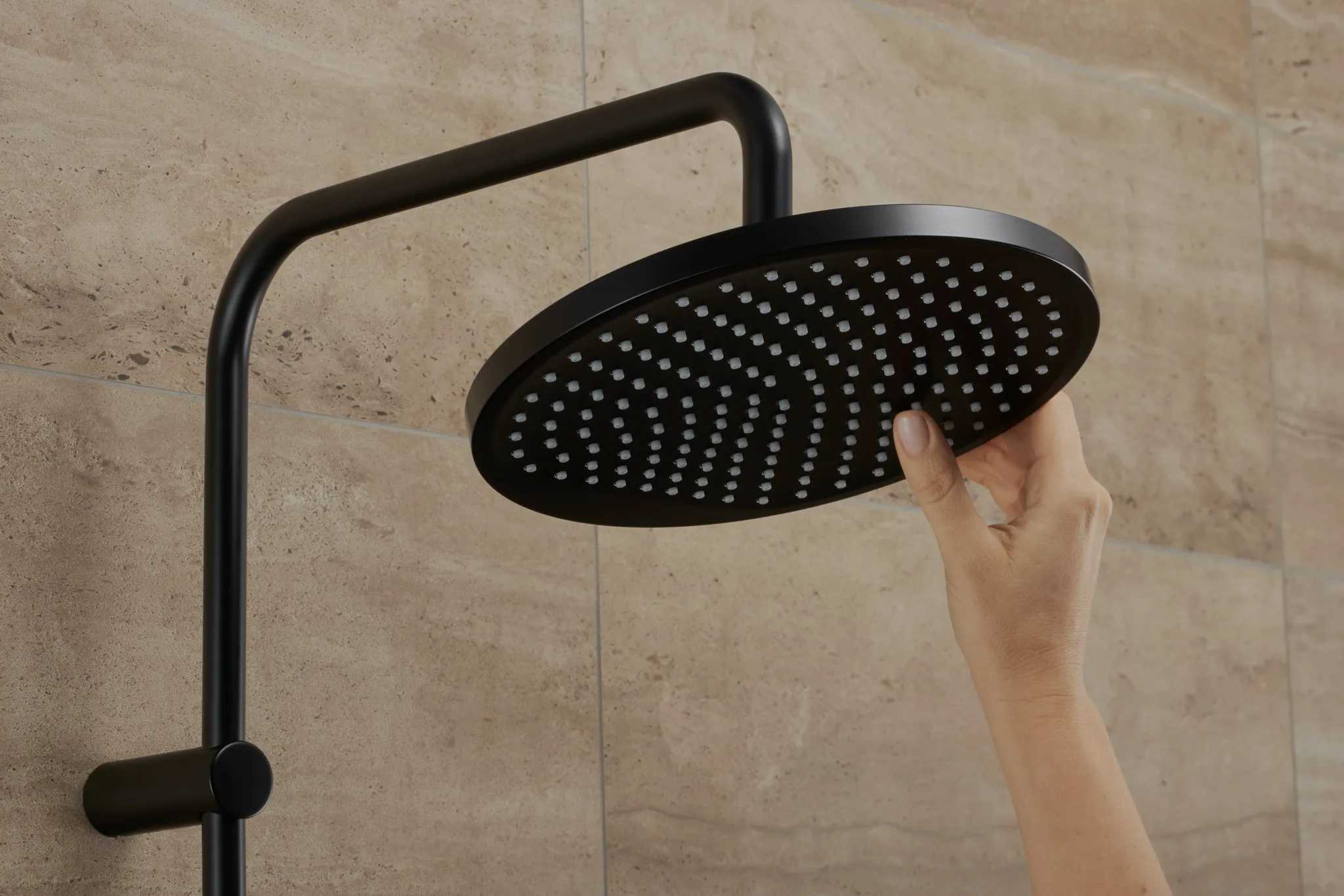 Hansgrohe Vernis Blend Showerpipe 240 1jet mit Thermostat, mattschwarz, 240 mm Brausekopfgröße, 426 mm Brausearmlänge, Aufputzinstallation