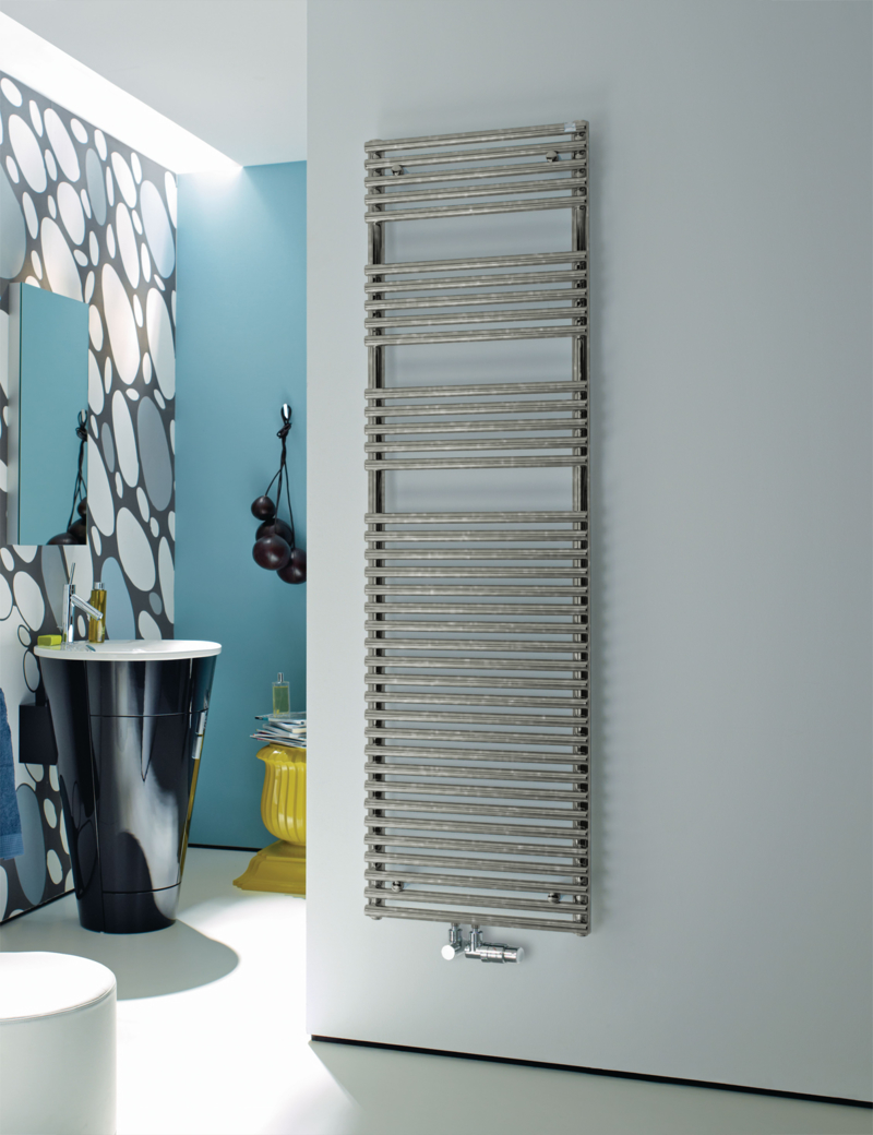 Zehnder Design-Heizkörper „Forma Spa“ für Warmwasser-Zentralheizung oder gemischten Betrieb mit 50 mm-Mittelanschluss 49,6 × 72,1 cm in Inox Look (glänzend)