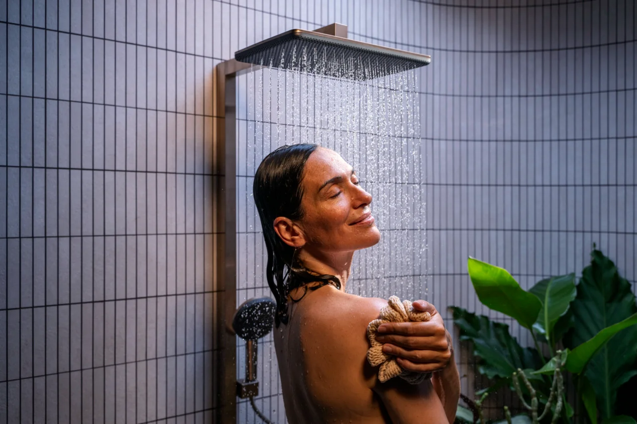 Hansgrohe Showerpipe Raindance Alive Q, 210/340 2jet mit Thermostat BBR, Brushed Bronze, 214 x 343 mm Brausekopfgröße, Aufputzinstallation