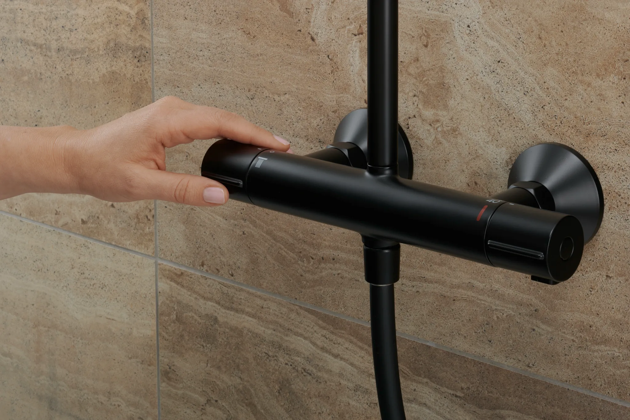 Hansgrohe Vernis Blend Showerpipe 240 1jet mit Thermostat, mattschwarz, 240 mm Brausekopfgröße, 426 mm Brausearmlänge, Aufputzinstallation