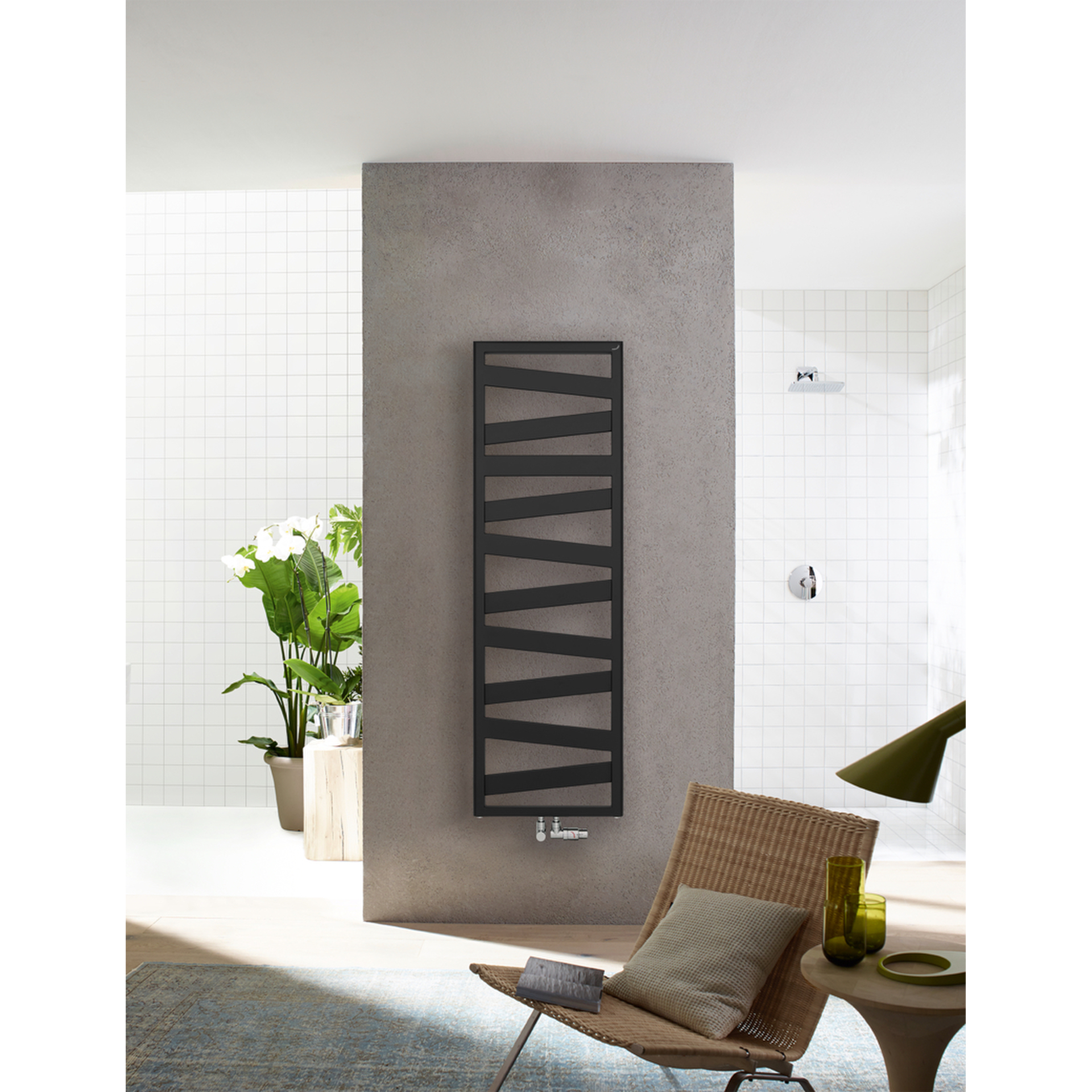 Zehnder Design-Heizkörper „Ribbon“ für Warmwasser-Zentralheizung oder gemischten Betrieb mit 50 mm-Mittelanschluss 60 × 166,1 cm in Black Matt