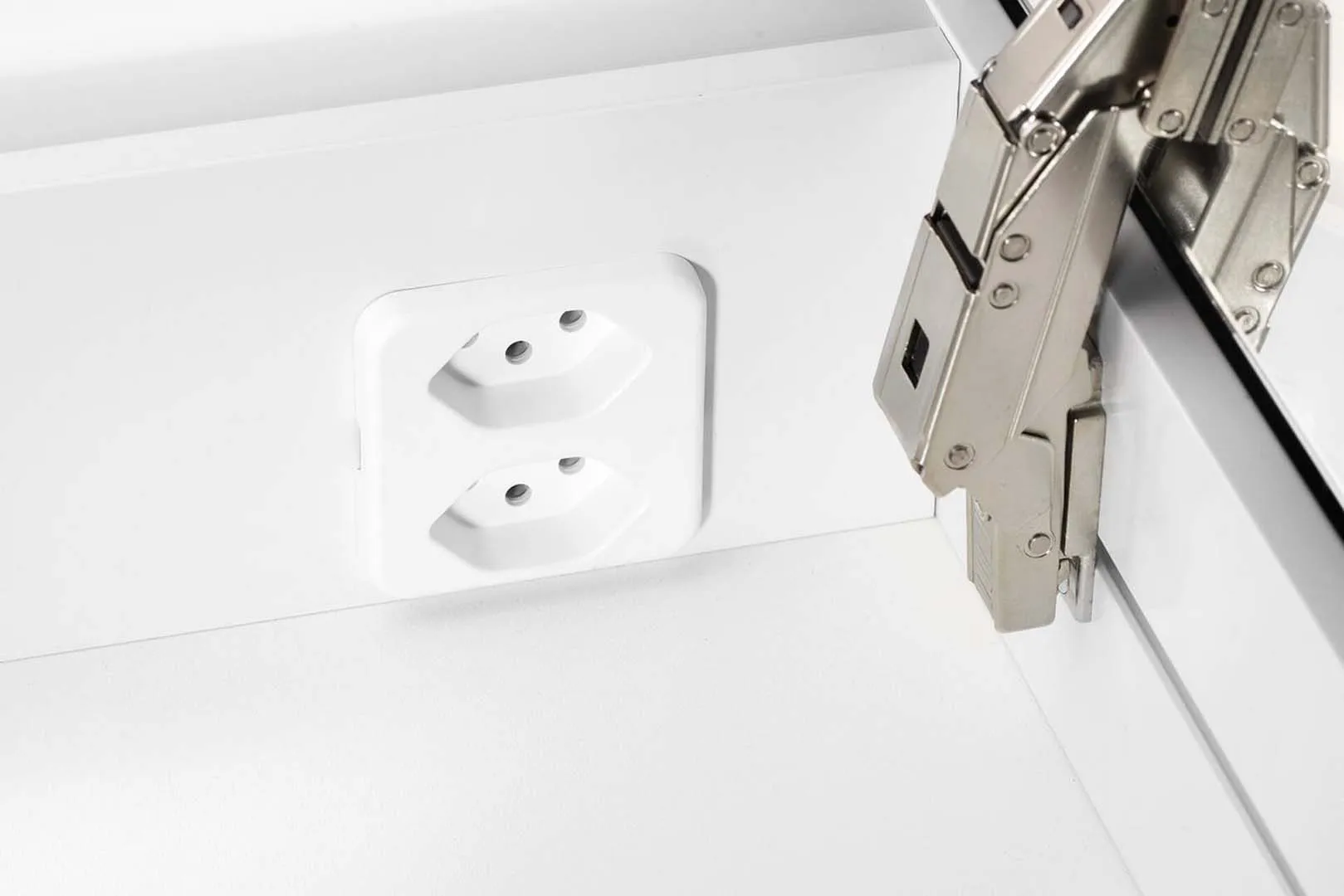 Schneider Spiegelschrank LOB 70/2/LED – Weißer LED-Spiegelschrank mit Aluminiumkorpus Schneider Spiegelschrank LOB 70/2/LED – Weißer LED-Spiegelschrank mit Aluminiumkorpus