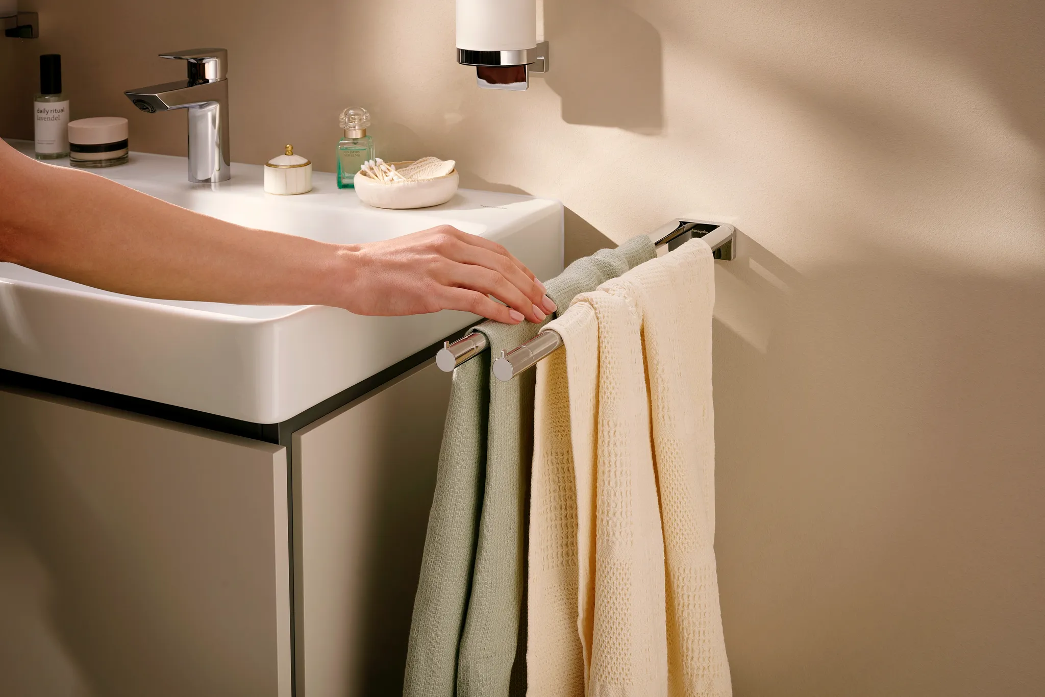 Hansgrohe AddStoris S Handtuchhalter zweiarmig, Chrom, 441 mm Länge, verdeckte Befestigung Hansgrohe AddStoris S Handtuchhalter zweiarmig, Chrom, 441 mm Länge, verdeckte Befestigung