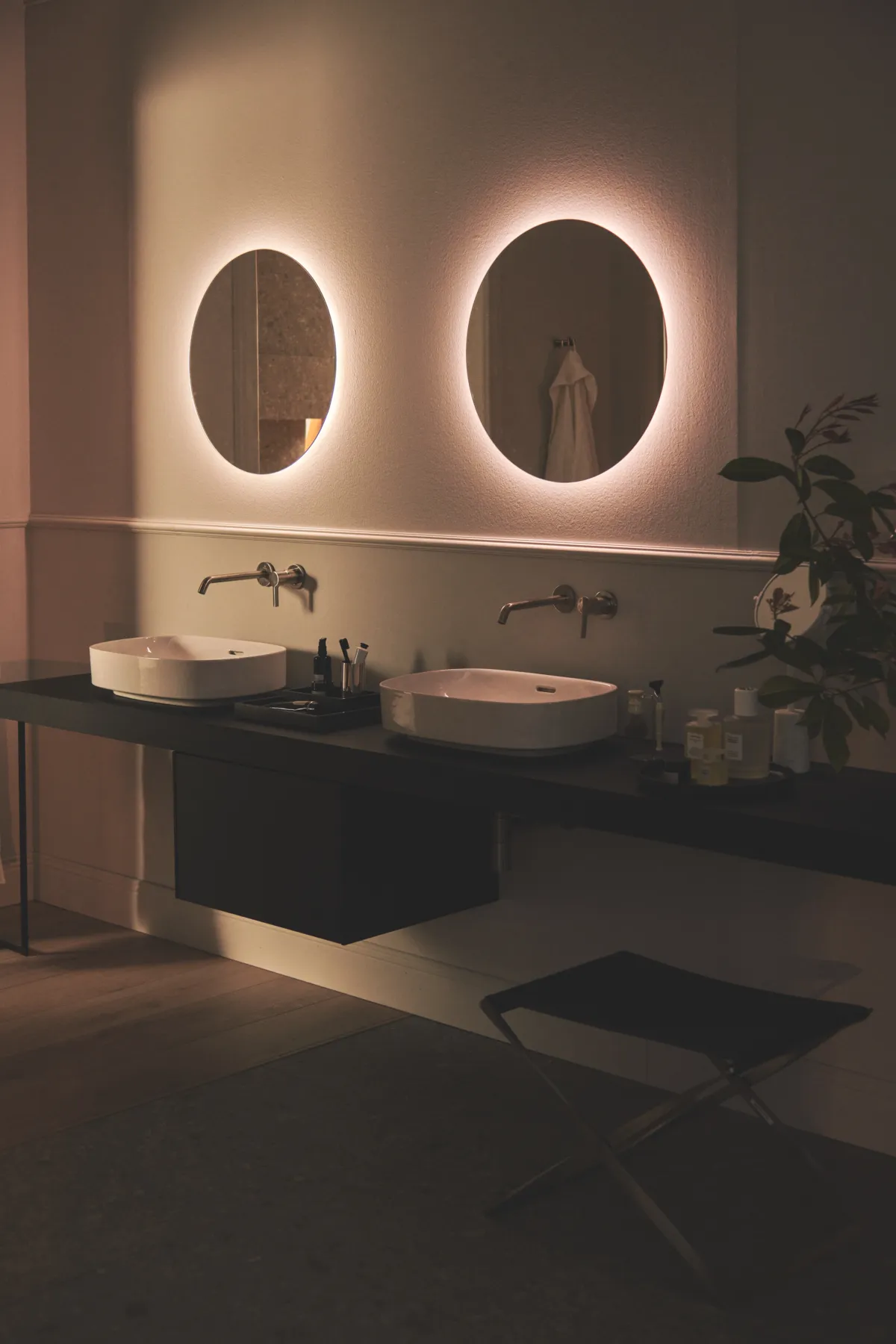 Wand-Waschtischarmatur Joy, Bausatz 2, runde Rosette, Ausladung 220mm, Brushed Gold Wand-Waschtischarmatur Joy, Bausatz 2, runde Rosette, Ausladung 220mm, Brushed Gold