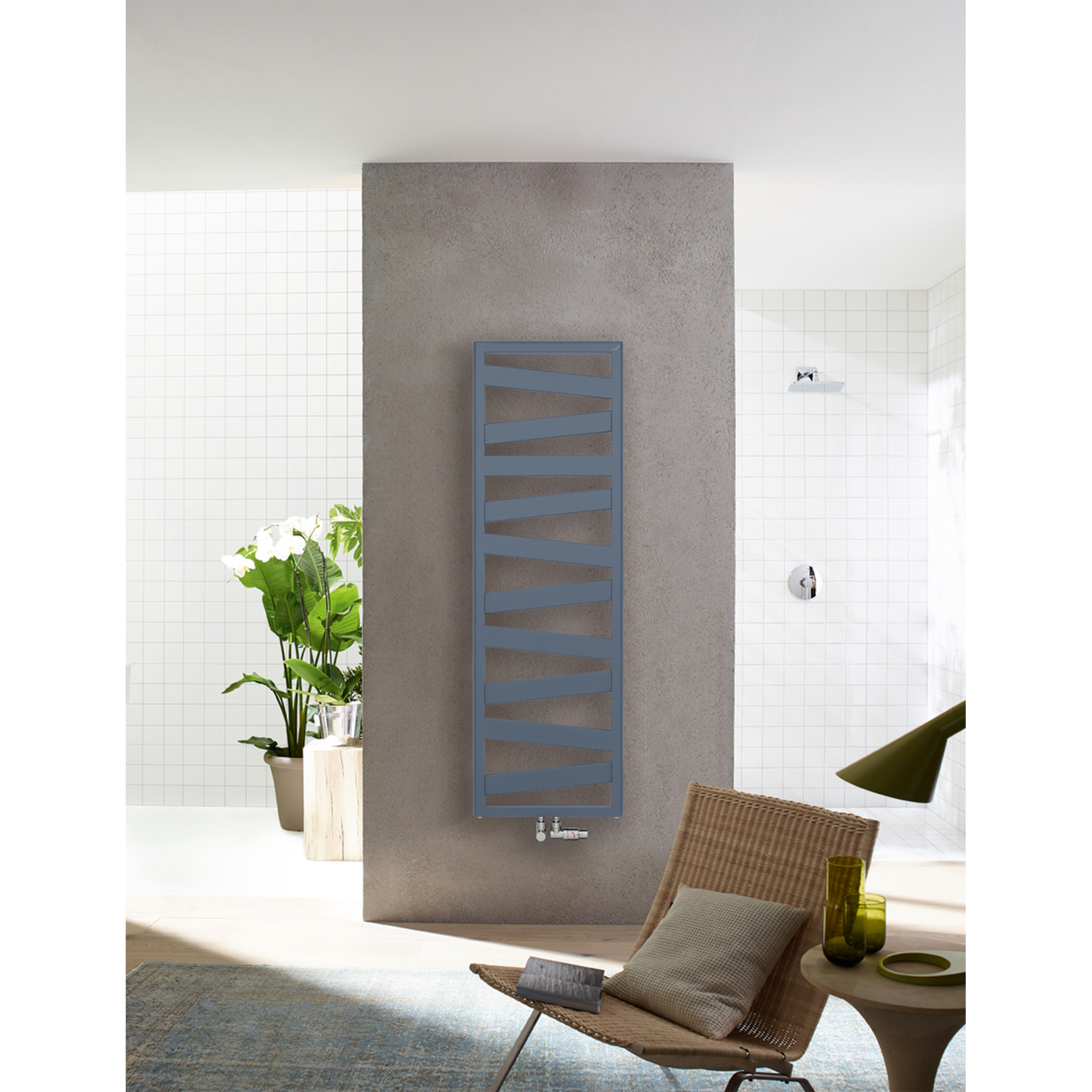 Zehnder Design-Heizkörper „Ribbon“ für Warmwasser-Zentralheizung oder gemischten Betrieb mit 50 mm-Mittelanschluss 50 × 126,6 cm in Pigeon Blue (RAL 5014)