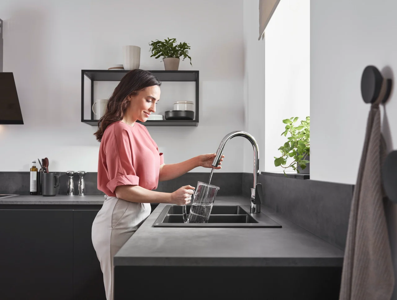Hansgrohe Focus M41 Eco Einhebel-Küchenmischer mit Ausziehbrause 2jet in Chrom, ComfortZone 240, Schwenkbereich einstellbar auf 110° oder 150°, Laminarstrahl und Brausestrahl arretierbar, MagFit magnetische Brausehalterung, Quick-Connect Schlauch, max. D
