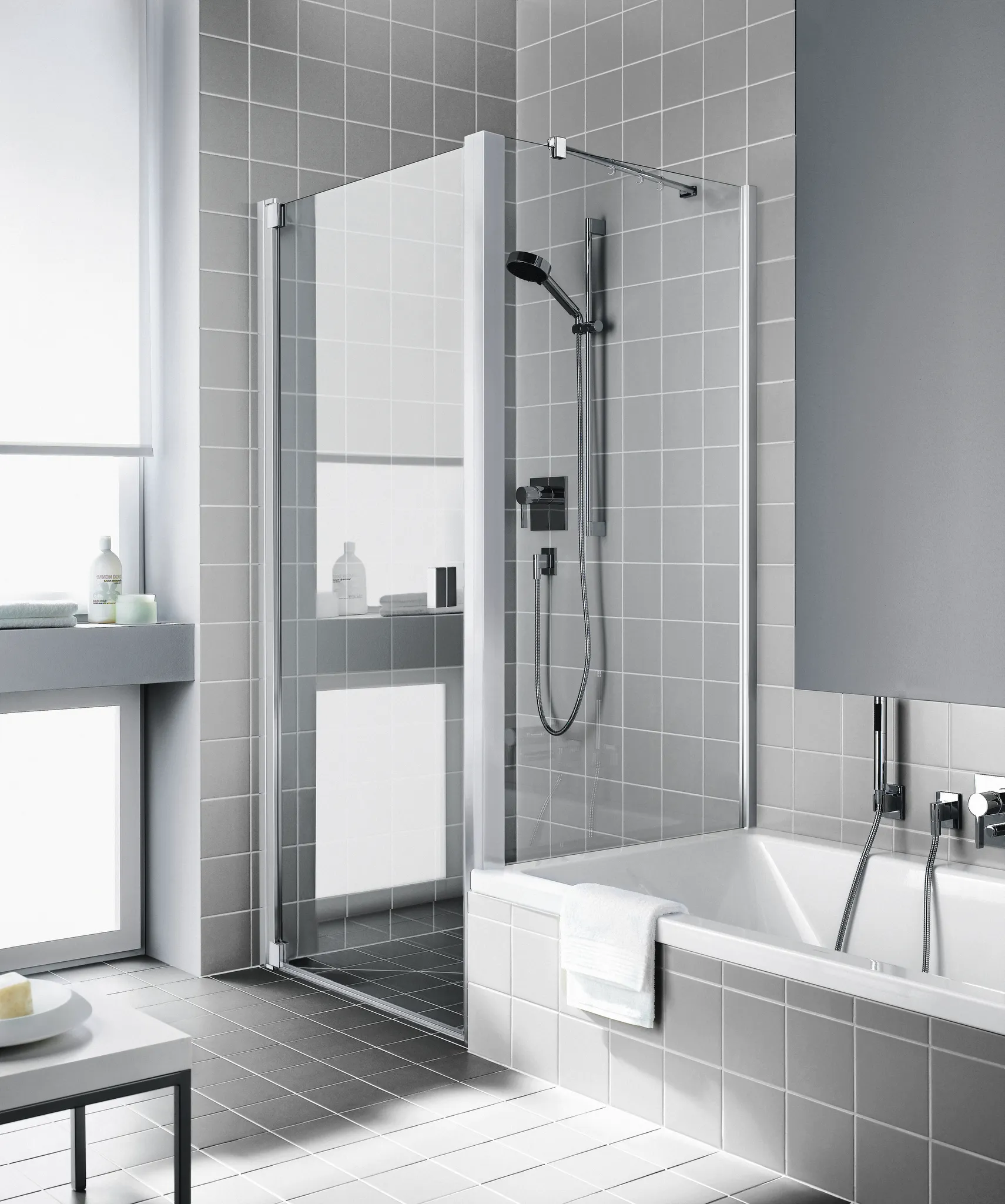 Kermi Seitenwand verkürzt auf Badewanne für Ecke „RAYA“ Glas Klar, Profile Silber Mattglanz, BV: 675 - 695 mm WE: 685 - 705 mm H: 1600 mm Breitenverstellmaß: 675 - 695 mm / Glas: Klar / Höhe: 160 cm / Oberflächenveredelung: ohne KermiCLEAN / Profile: Silber Mattglanz / Wanneneinbaumaß: 685 - 705 mm