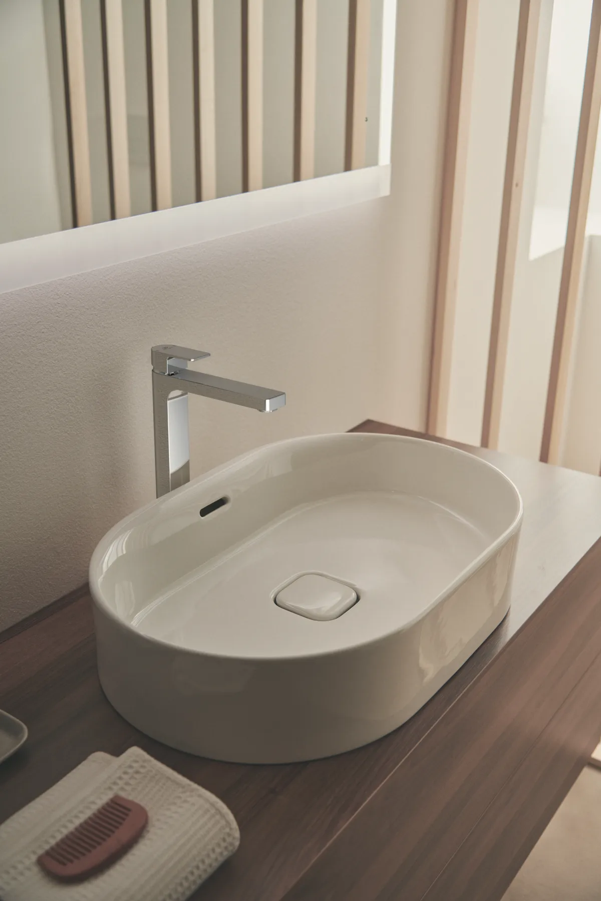 Waschtischarmatur Edge, mit verlängertem Sockel, 5 l/min., ohne Ablaufgarnitur, Ausladung 165mm, Chrom Waschtischarmatur Edge, mit verlängertem Sockel, 5 l/min., ohne Ablaufgarnitur, Ausladung 165mm, Chrom