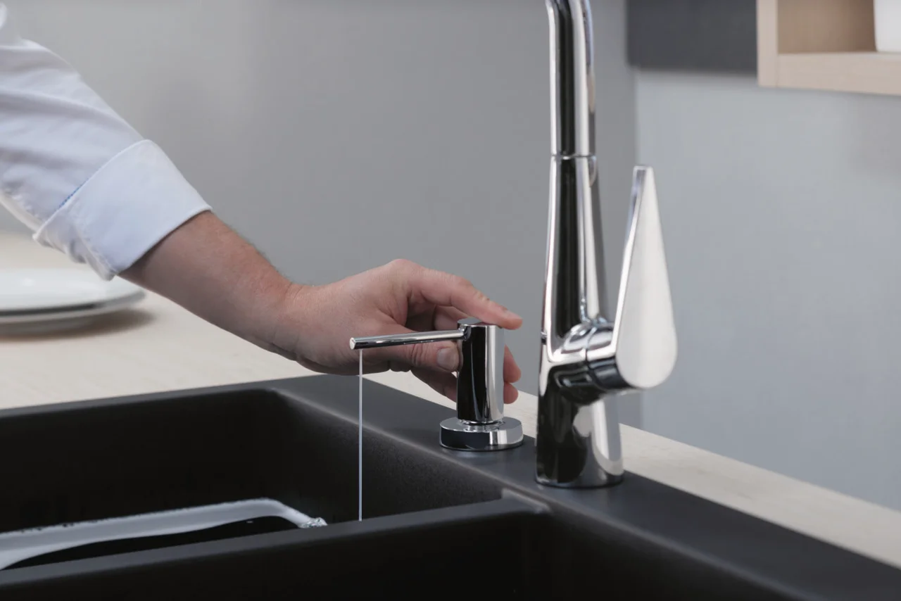 Hansgrohe Spülmittelspender A51 Chrom – 91 mm Ausladung, 500 ml Flasche, 28 mm Bohrloch, für Arbeitsplatten bis 55 mm