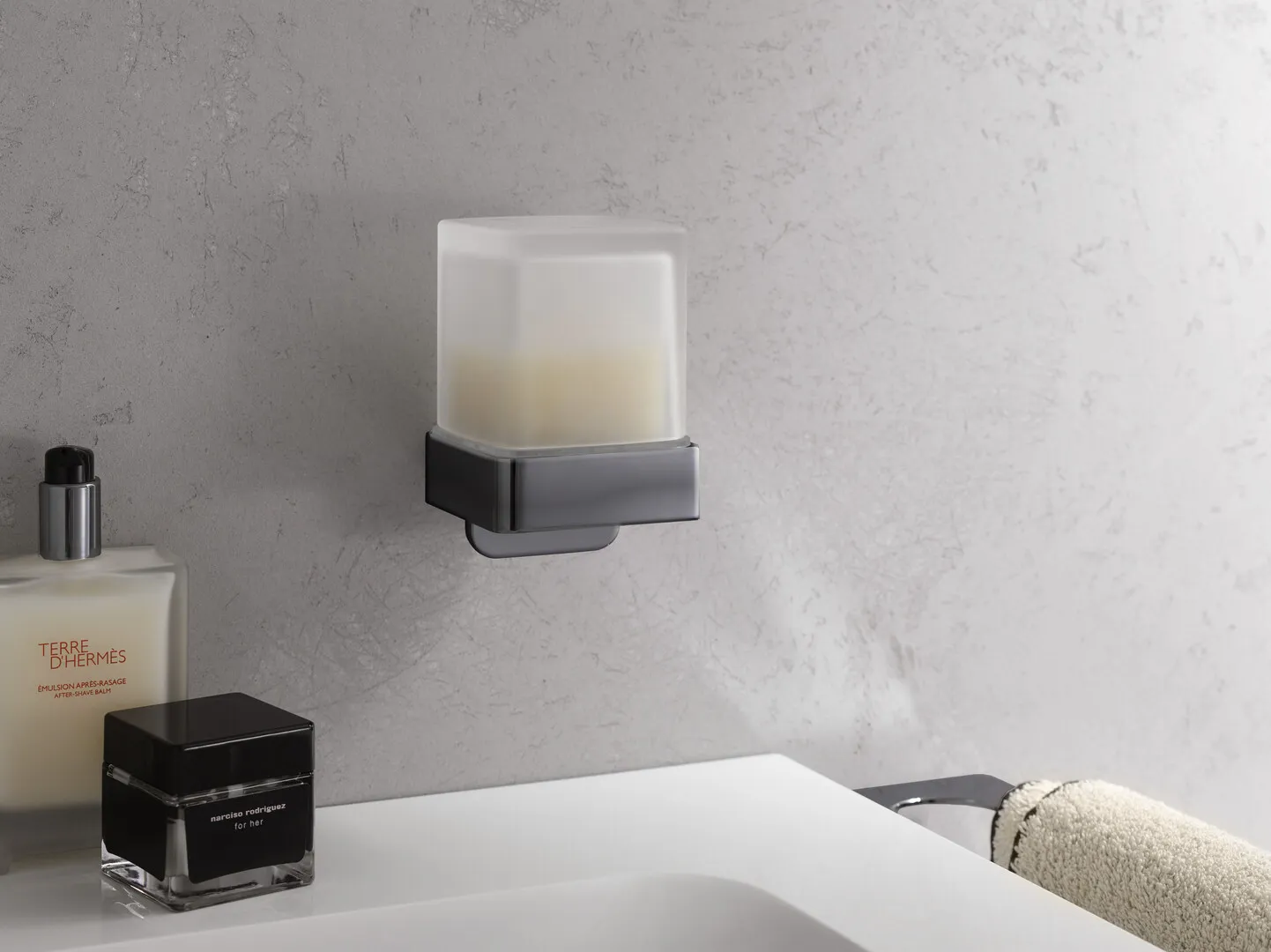 loft Einhand-SeifenspenderGlasteil satiniert, schwarz/chrom loft Einhand-SeifenspenderGlasteil satiniert, schwarz/chrom