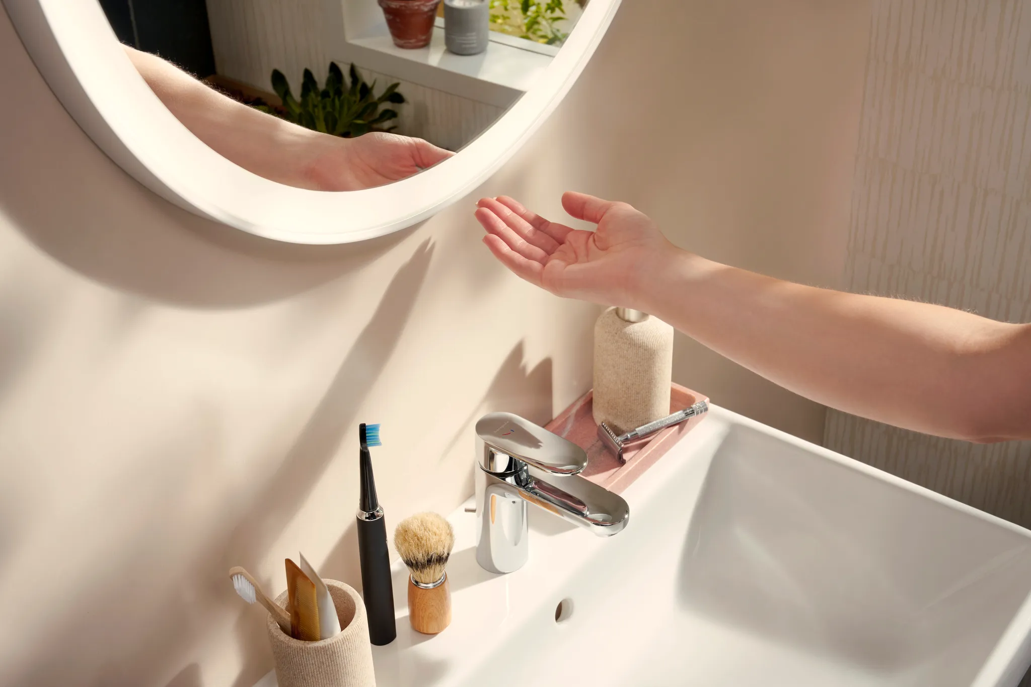 Hansgrohe Spiegel „Xarita Lite S“ in Mattweiß Hansgrohe Spiegel „Xarita Lite S“ in Mattweiß