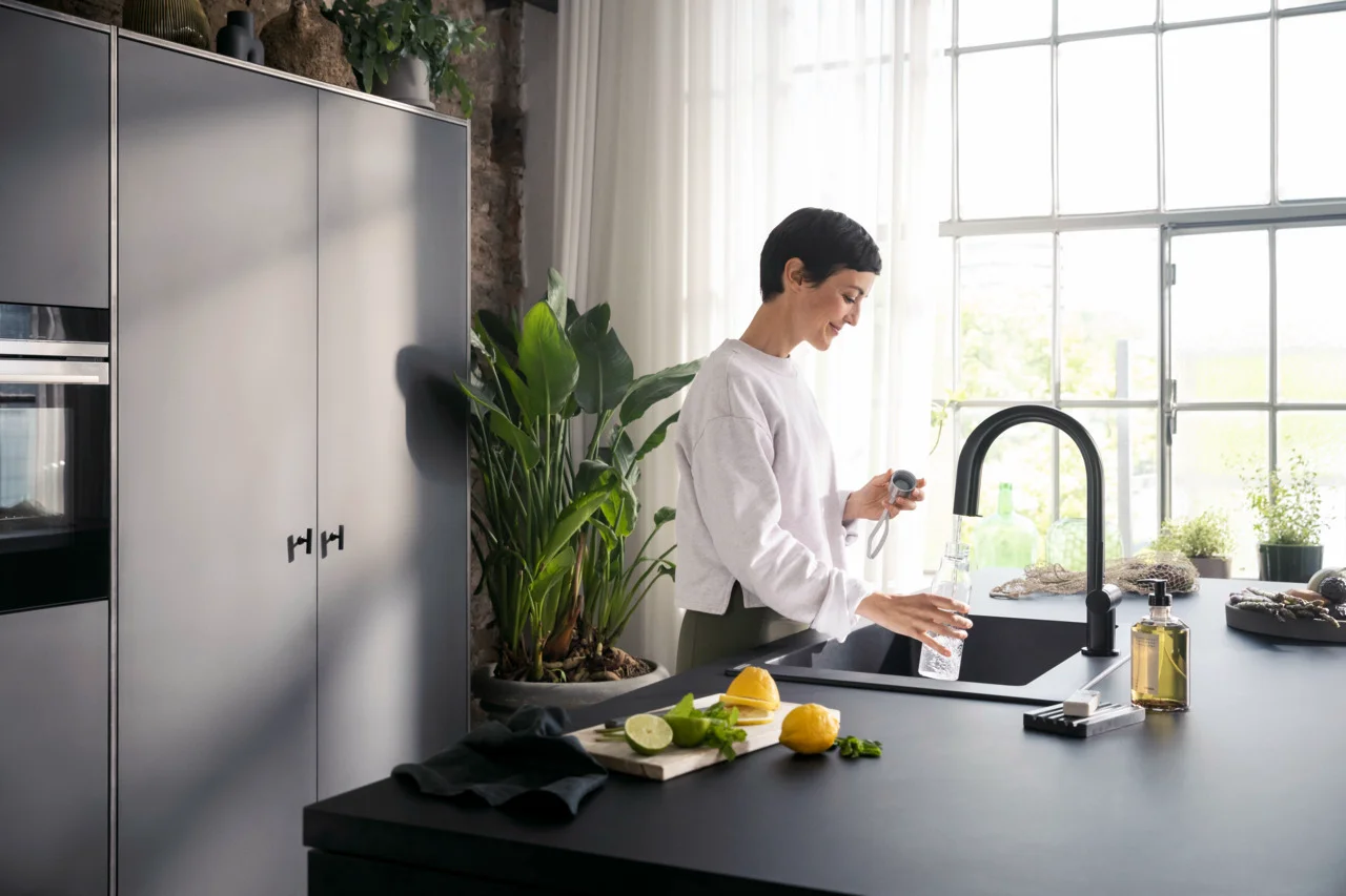 Hansgrohe Aqittura M91 SodaSystem 210 Auszieharm mit Laminarstrahl, Mattschwarz, Hahnlochbohrung 35 mm, max. Auszugslänge 76 cm