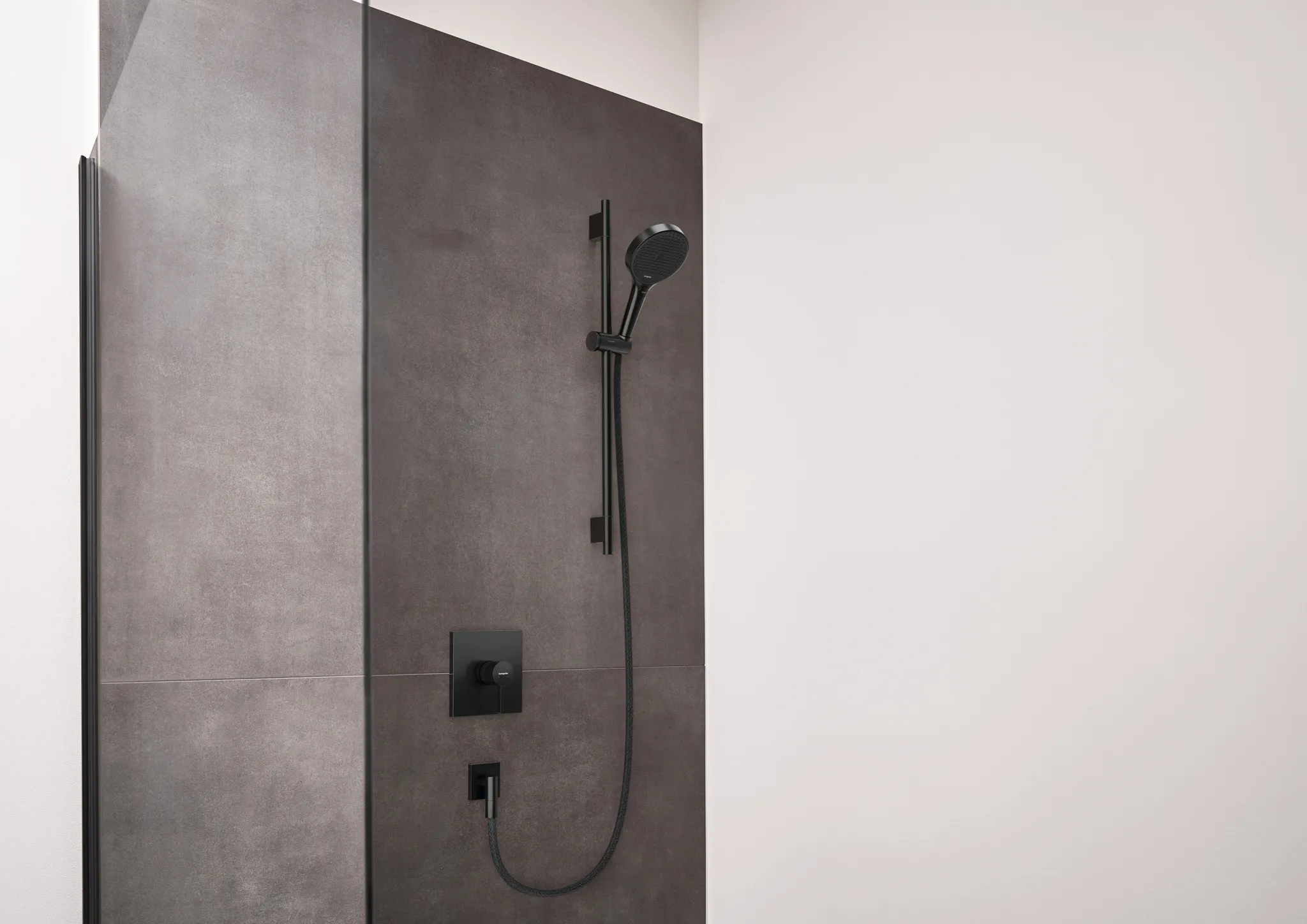 Hansgrohe Rainfinity Brauseset 130 3jet mit Unica S Puro Push-Schieber, Brushed Black Chrome, 720 mm Stangenlänge Hansgrohe Rainfinity Brauseset 130 3jet mit Unica S Puro Push-Schieber, Brushed Black Chrome, 720 mm Stangenlänge