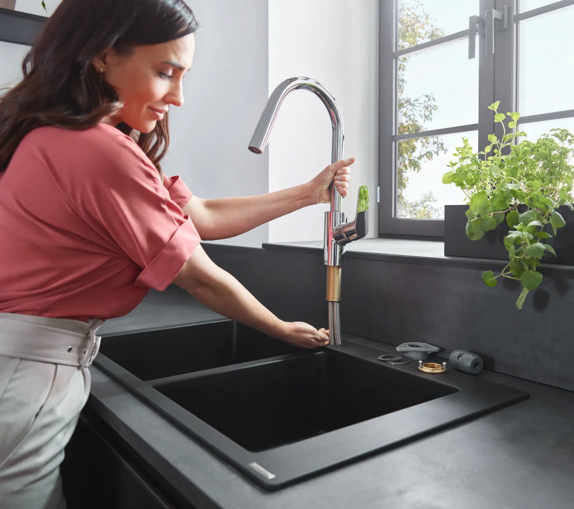 Hansgrohe Focus M41 Eco Einhebel-Küchenmischer mit Ausziehbrause 2jet in Chrom, ComfortZone 240, Schwenkbereich einstellbar auf 110° oder 150°, Laminarstrahl und Brausestrahl arretierbar, MagFit magnetische Brausehalterung, Quick-Connect Schlauch, max. D