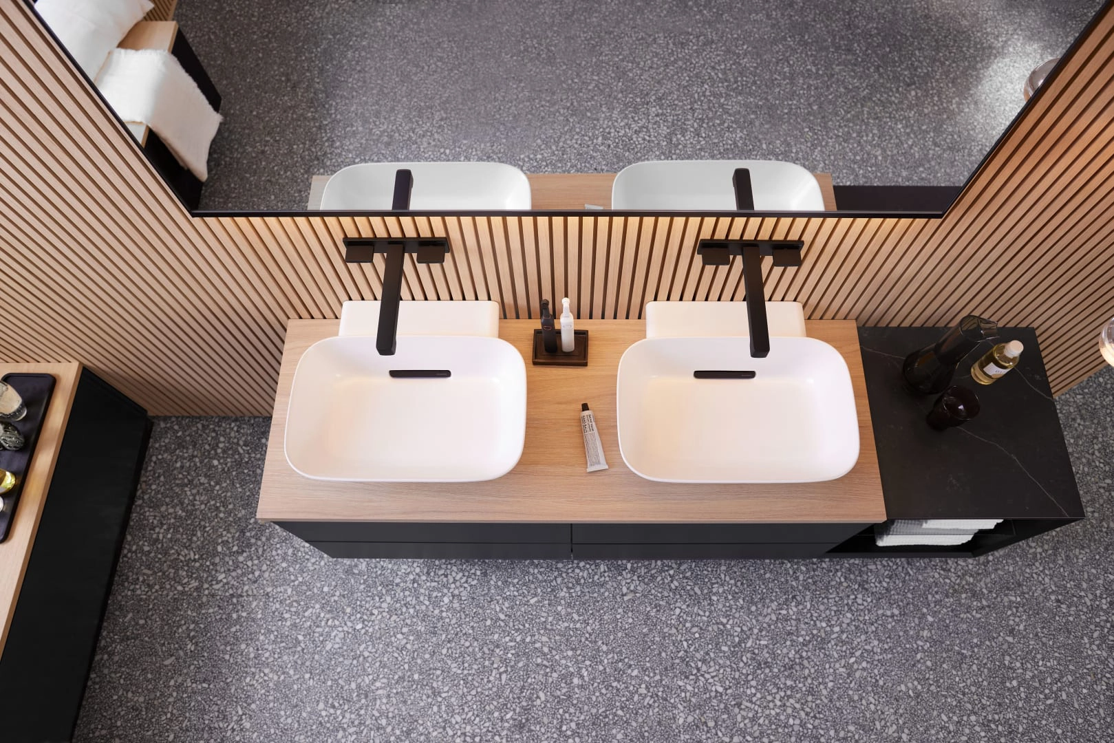 Geberit Spiegel „Option“ in schwarz matt / pulverbeschichtet matt