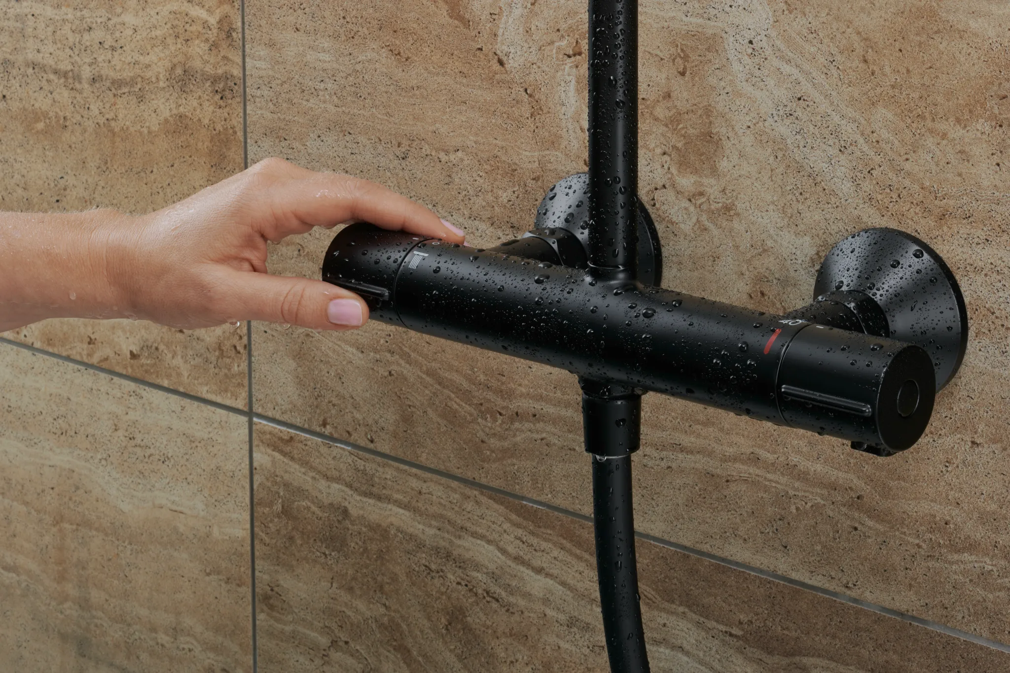 Hansgrohe Vernis Blend Showerpipe 240 1jet mit Thermostat, mattschwarz, 240 mm Brausekopfgröße, 426 mm Brausearmlänge, Aufputzinstallation Hansgrohe Vernis Blend Showerpipe 240 1jet mit Thermostat, mattschwarz, 240 mm Brausekopfgröße, 426 mm Brausearmlänge, Aufputzinstallation