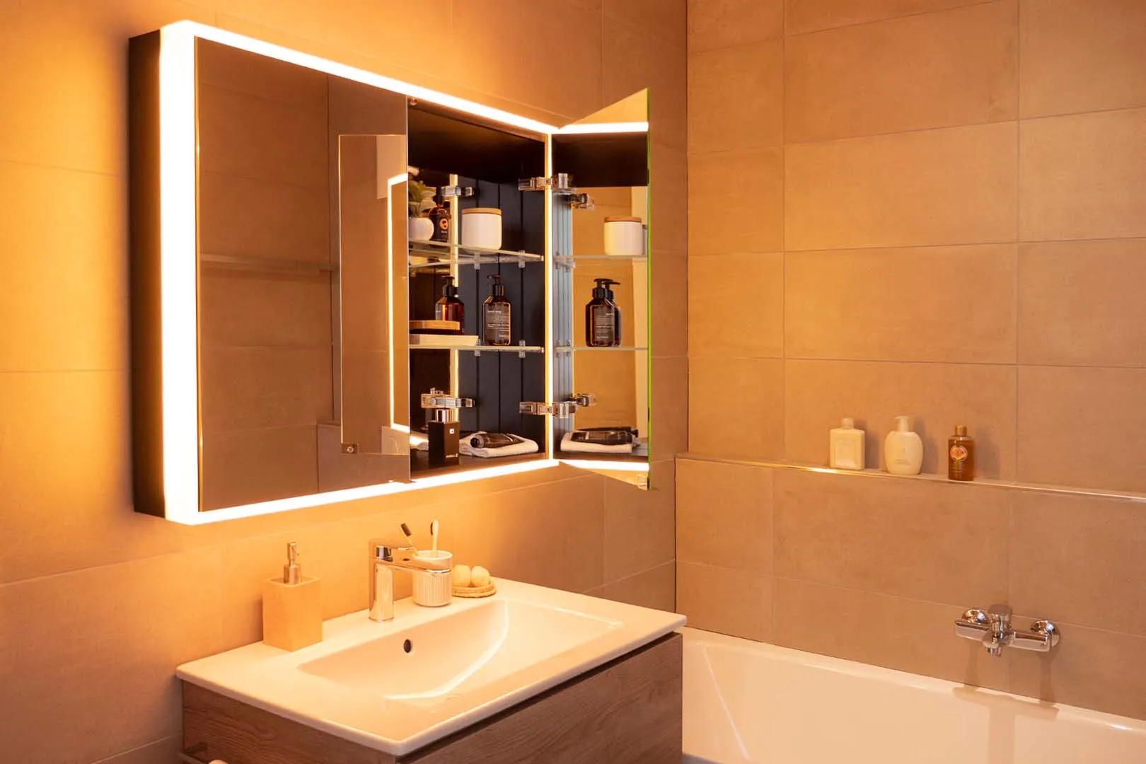 Schneider Spiegelschrank PLU1 50/1/HCL/R – Schwarz Matt mit verspiegelter Rückwand, LED-Beleuchtung (2000–6500 K), Aluminiumkorpus, Auf-/Unterputzmontage Schneider Spiegelschrank PLU1 50/1/HCL/R – Schwarz Matt mit verspiegelter Rückwand, LED-Beleuchtung (2000–6500 K), Aluminiumkorpus, Auf-/Unterputzmontage