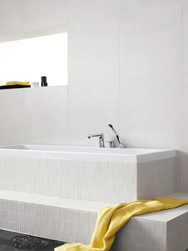 Hansgrohe Metris 3-Loch Einhebel-Wannenrandmischer Chrom, Ausladung 220 mm, RainAir Handbrause, max. Ausziehänge 1,10 m