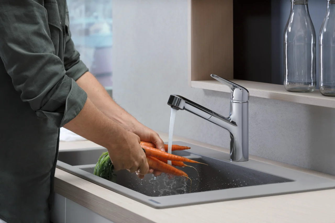 Hansgrohe Focus M42 Einhebel-Küchenmischer 150, Auszieharm, Chrom, Schwenkbereich 120°, Normalstrahl, Keramikmischsystem, max. Durchfluss 8 l/min, Auszugslänge bis 50 cm