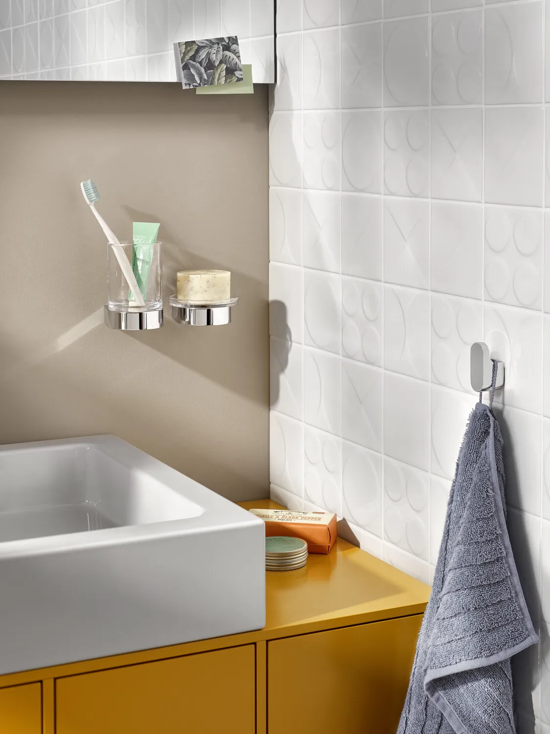 emco Glashalter „flow“ in chrom, Befestigung verdeckt